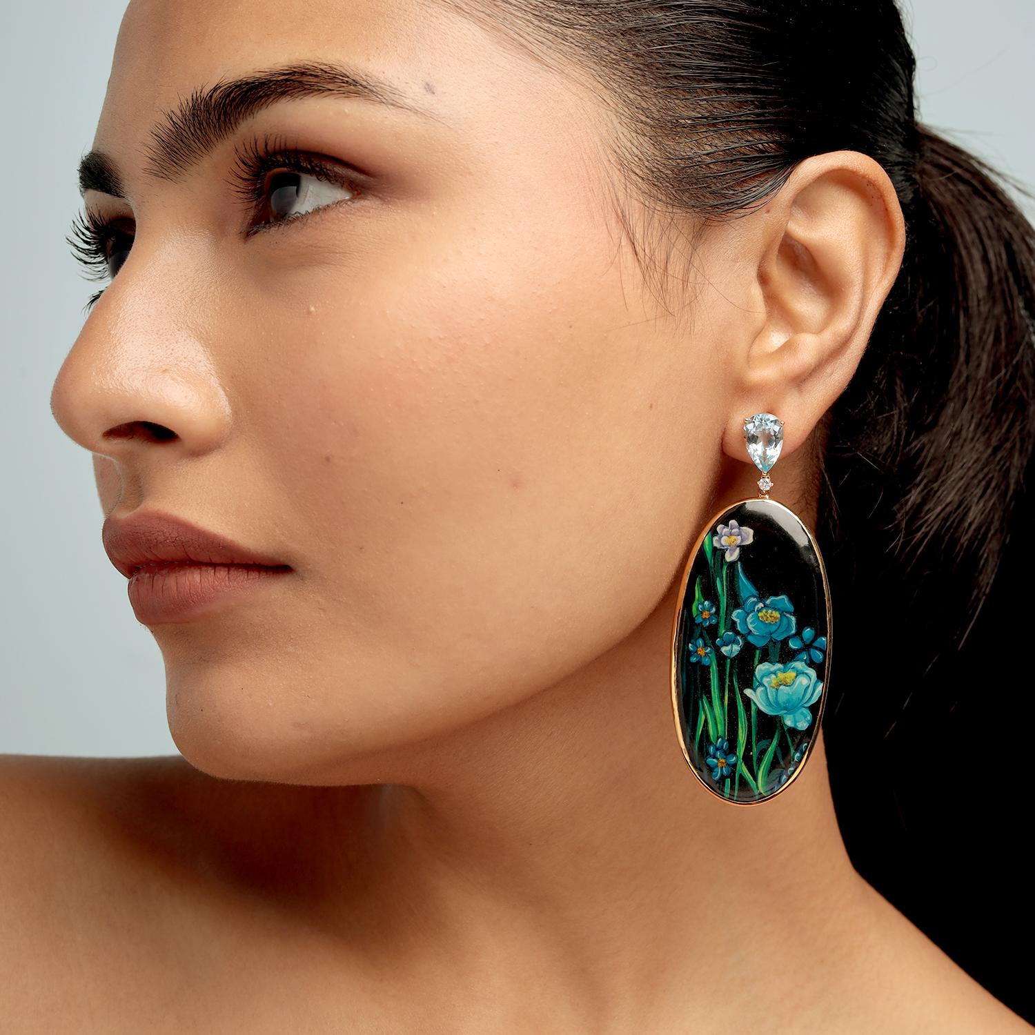 Questi straordinari orecchini sono caratterizzati da smalti floreali blu dipinti a mano su bachelite, coronati da gocce di topazio blu sfaccettato e impreziositi da diamanti, il tutto incastonato in un luminoso oro a 18 carati. Con una misura