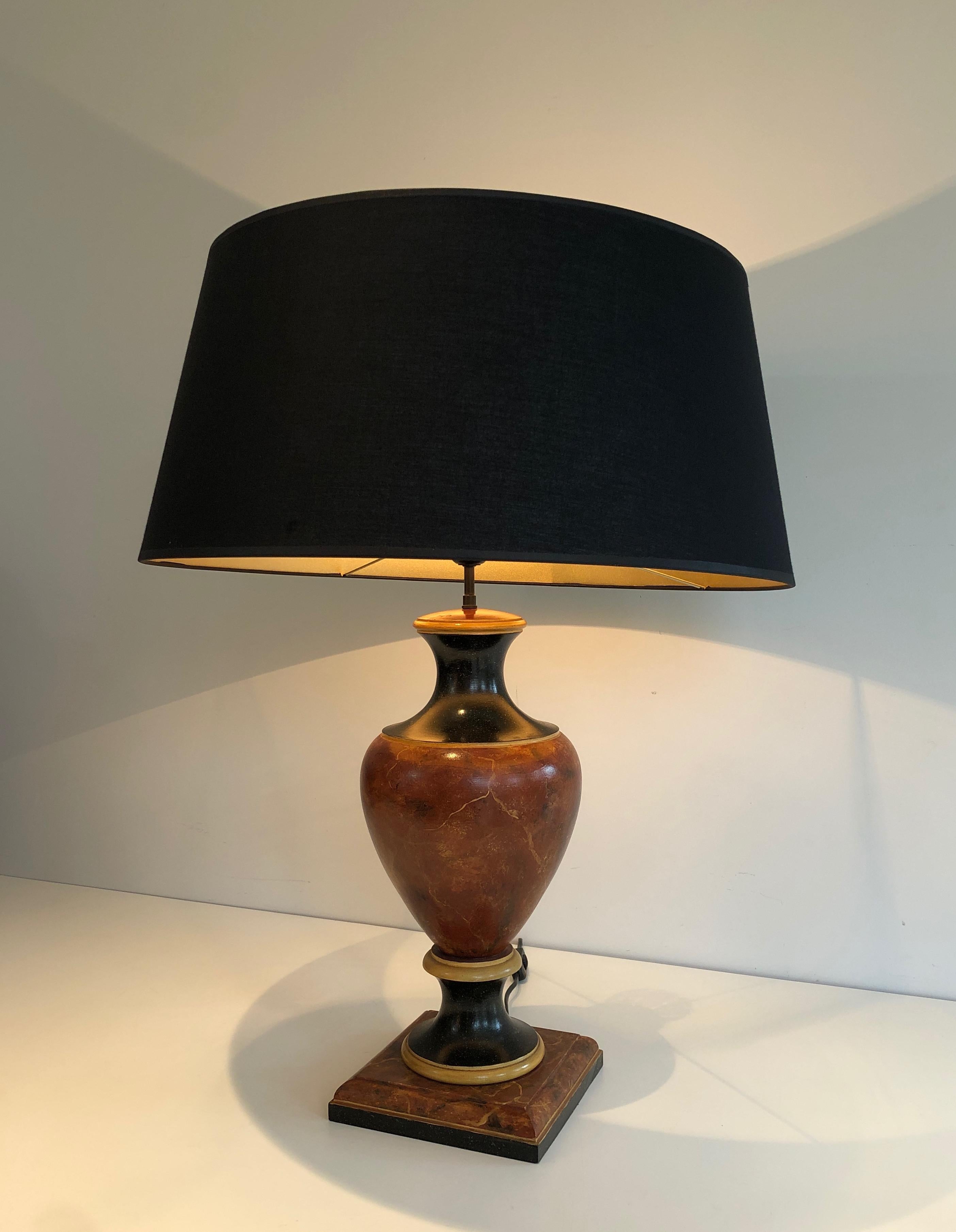 This neoclassical style baluster table lamp is made of painted wood. This is a French work. Circa 1970.
 