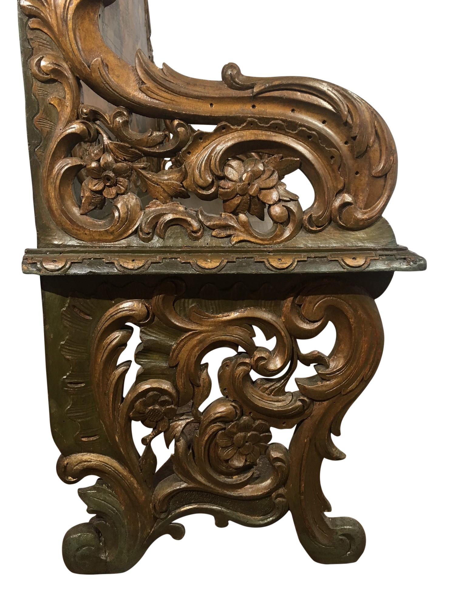  Banc de style Louis XV. Le panneau arrière peint de gibier à plumes est entouré d'un travail de dorure lourdement sculpté dans un style rococo. 