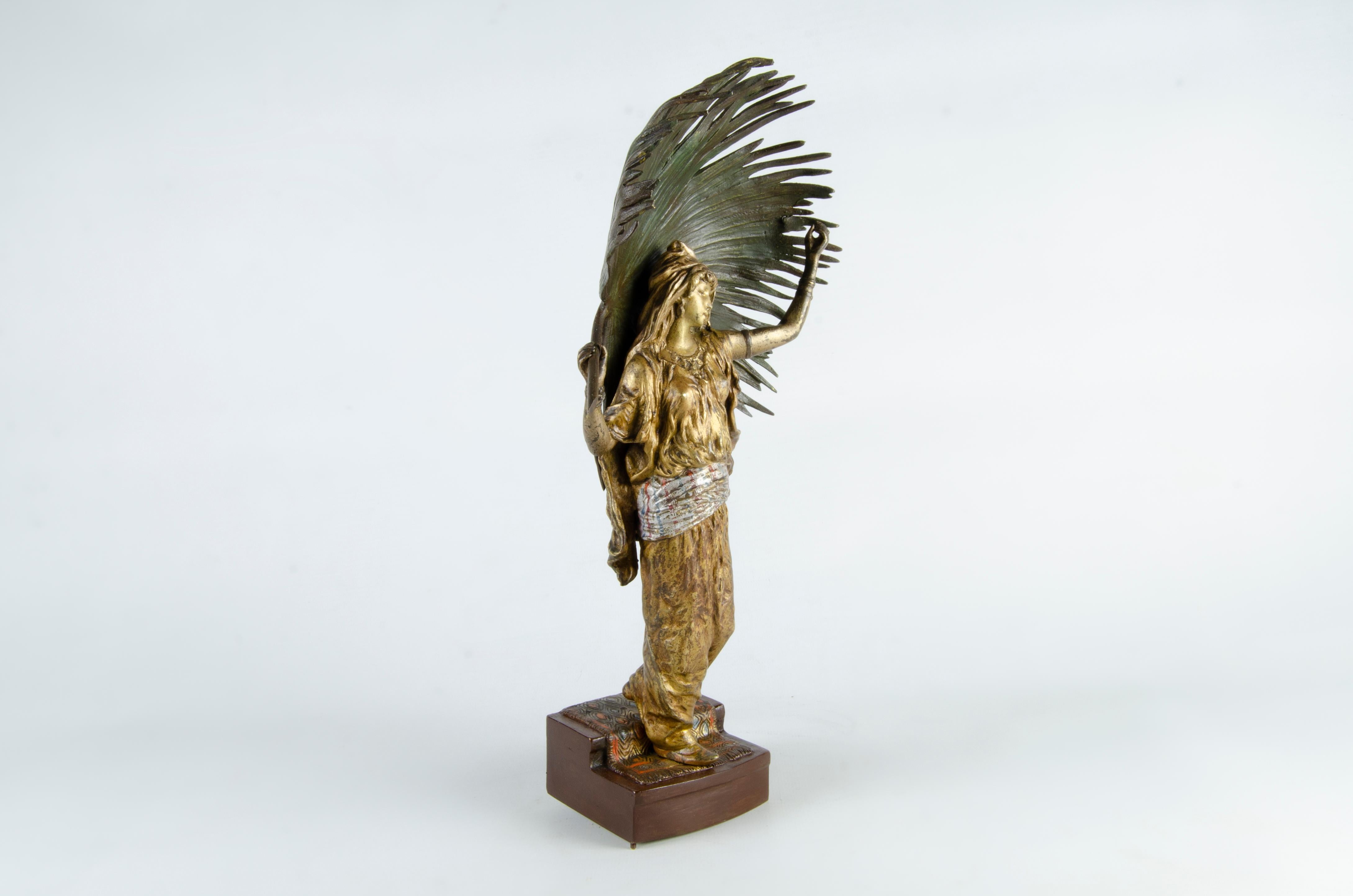 Escultura de bronce pintado de mujer sosteniendo una hoja de palmera de Franz Bergmann, Austria Jugendstil en venta