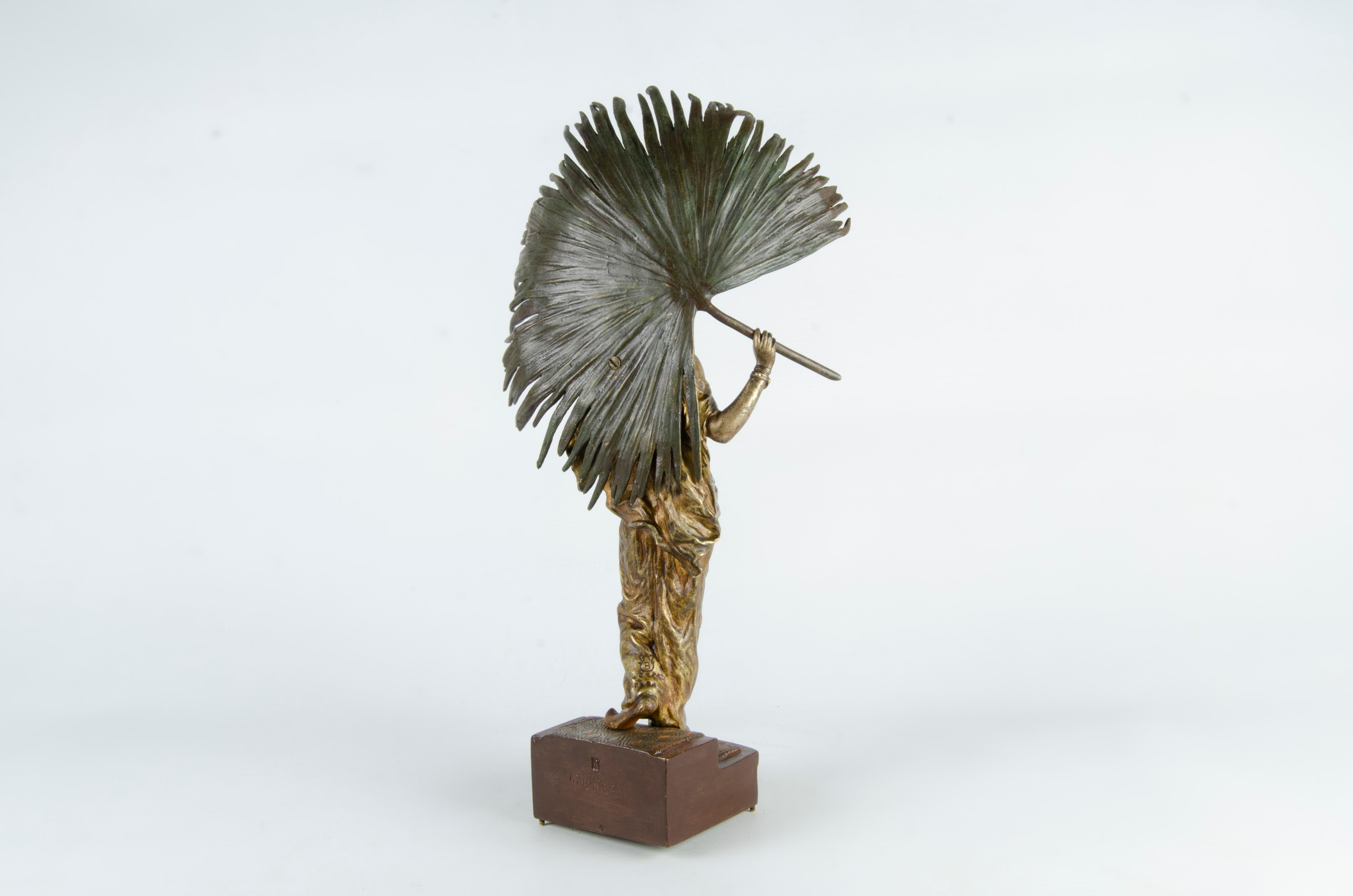 Escultura de bronce pintado de mujer sosteniendo una hoja de palmera de Franz Bergmann, Austria Austríaco en venta