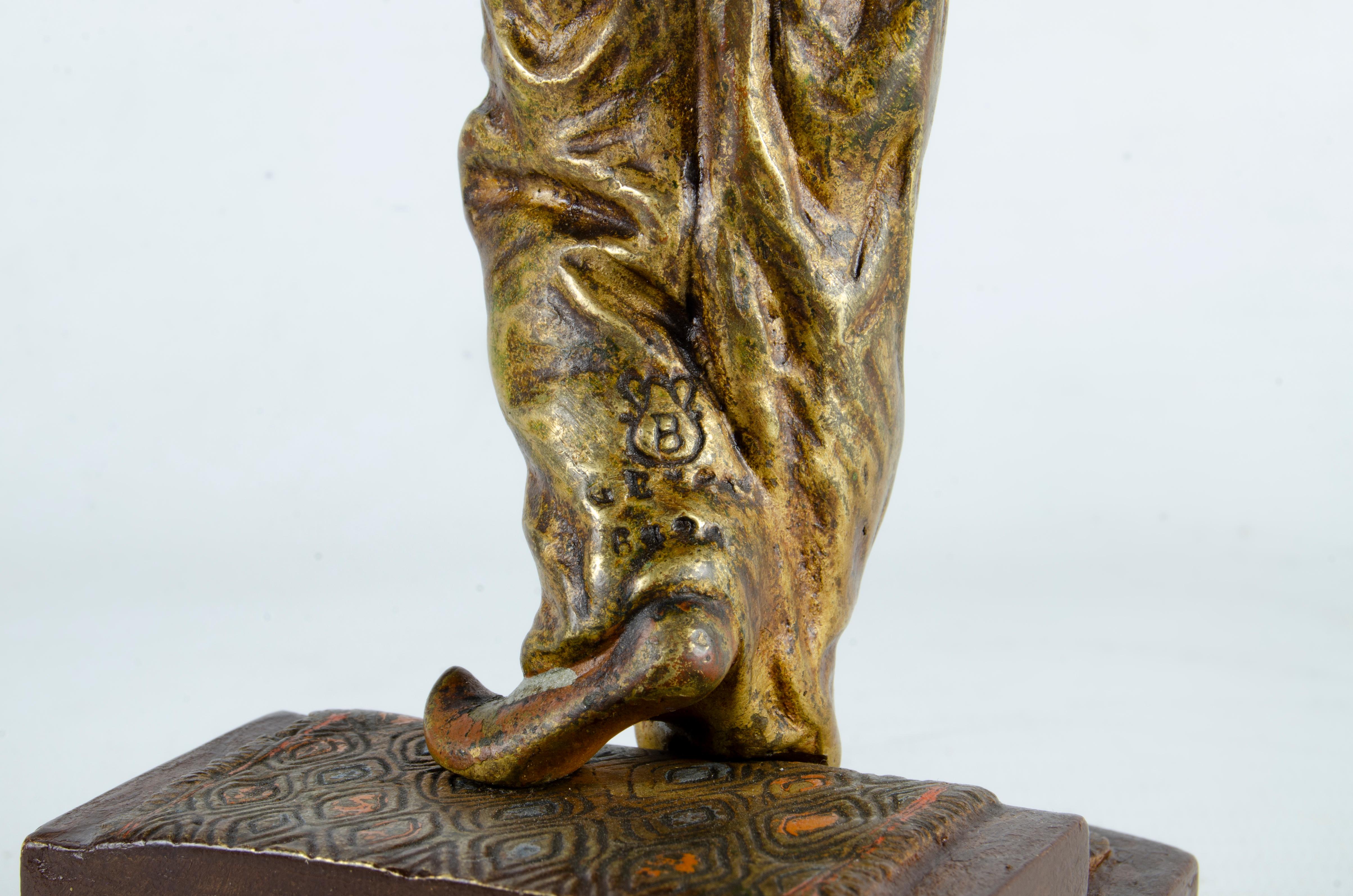 Escultura de bronce pintado de mujer sosteniendo una hoja de palmera de Franz Bergmann, Austria siglo XX en venta