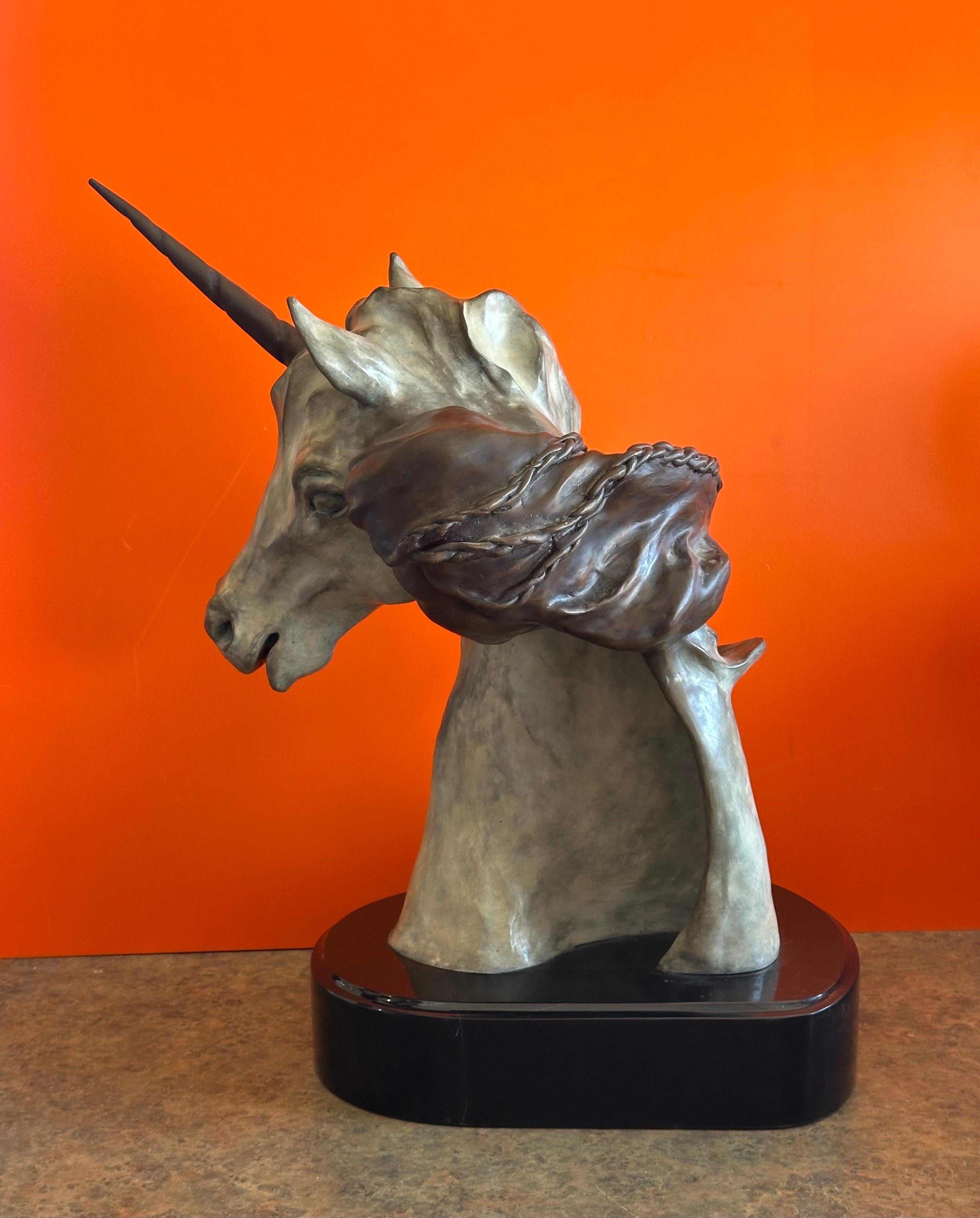 Scultura di unicorno in bronzo dipinto 