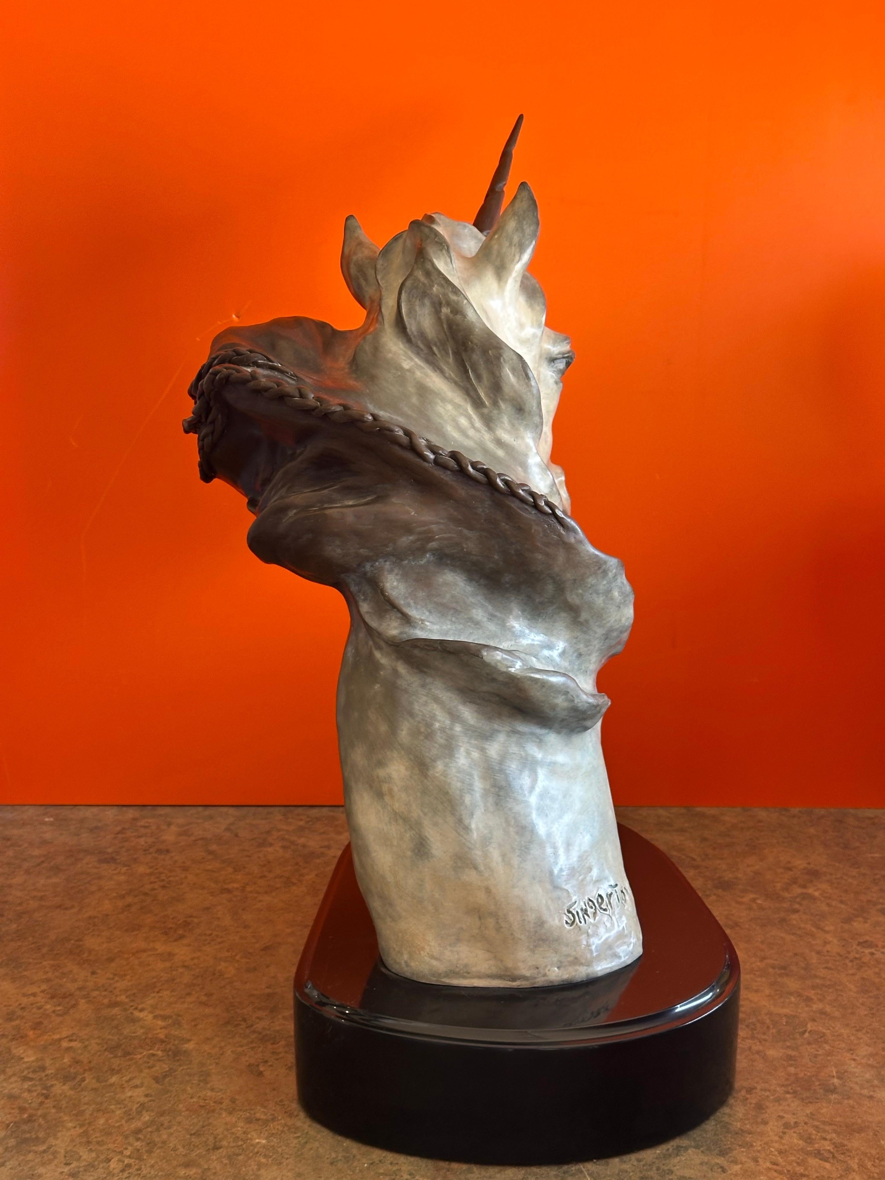 Scultura di unicorno in bronzo dipinto 