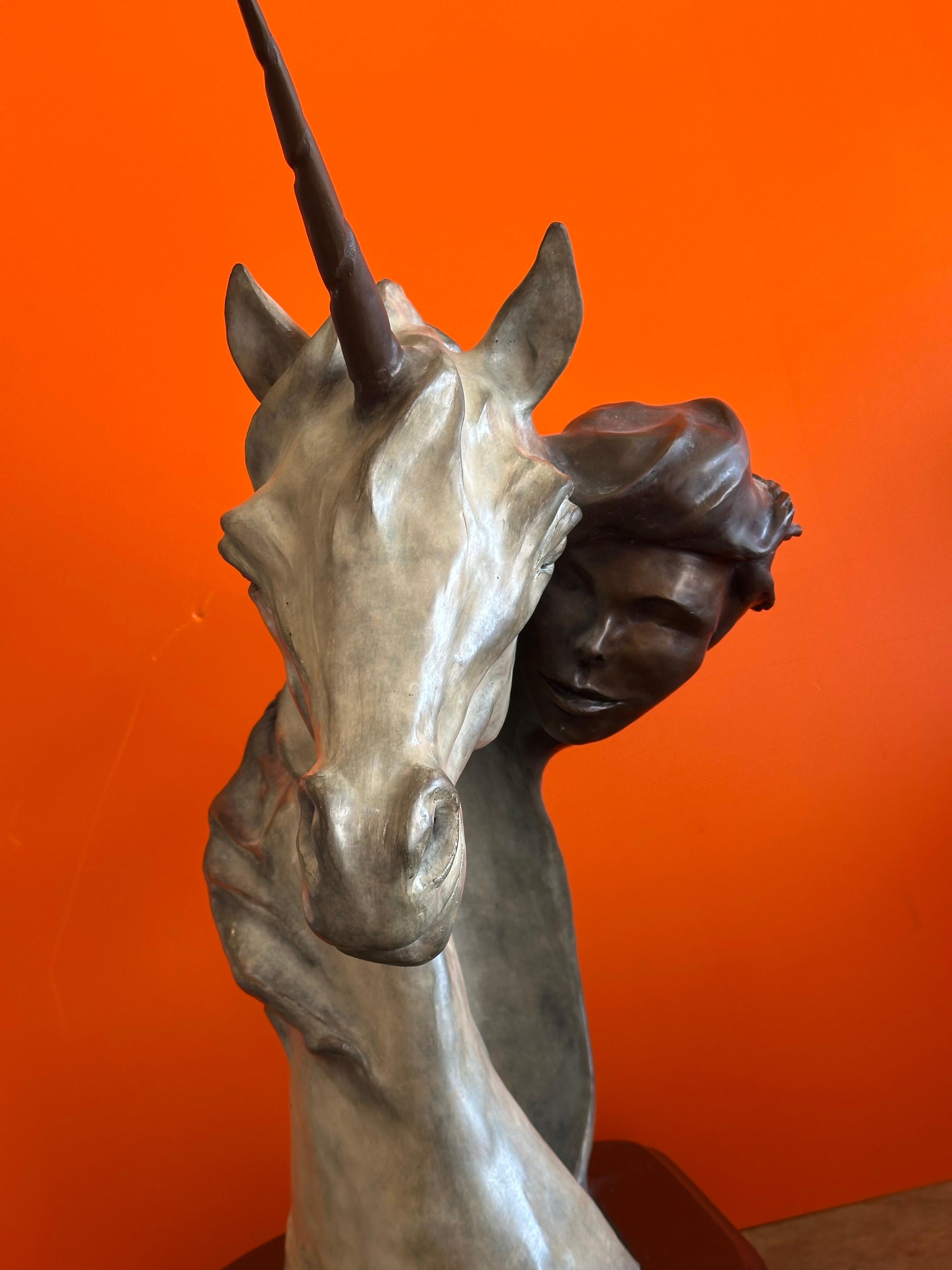 Scultura di unicorno in bronzo dipinto 