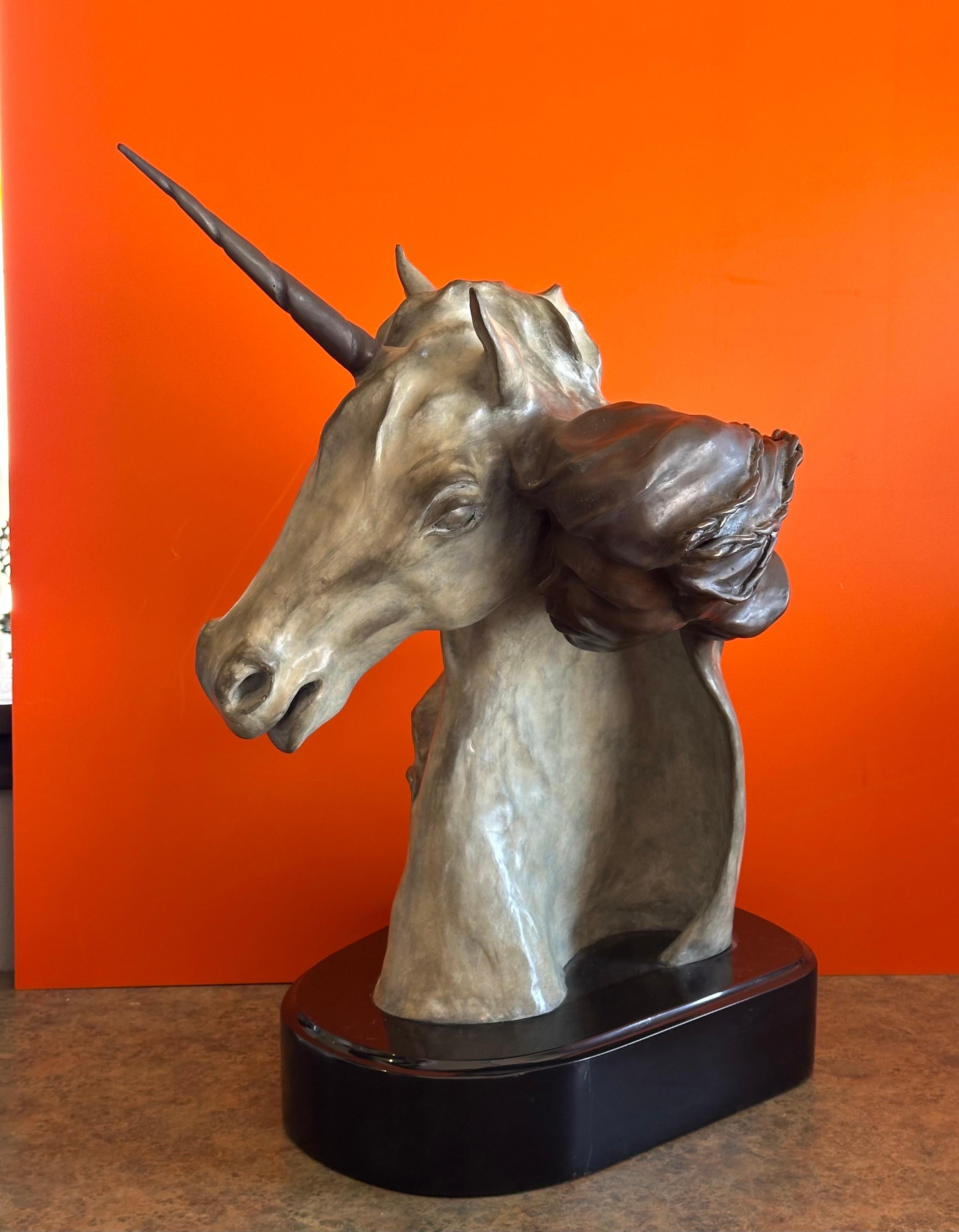 Scultura di unicorno in bronzo dipinto 
