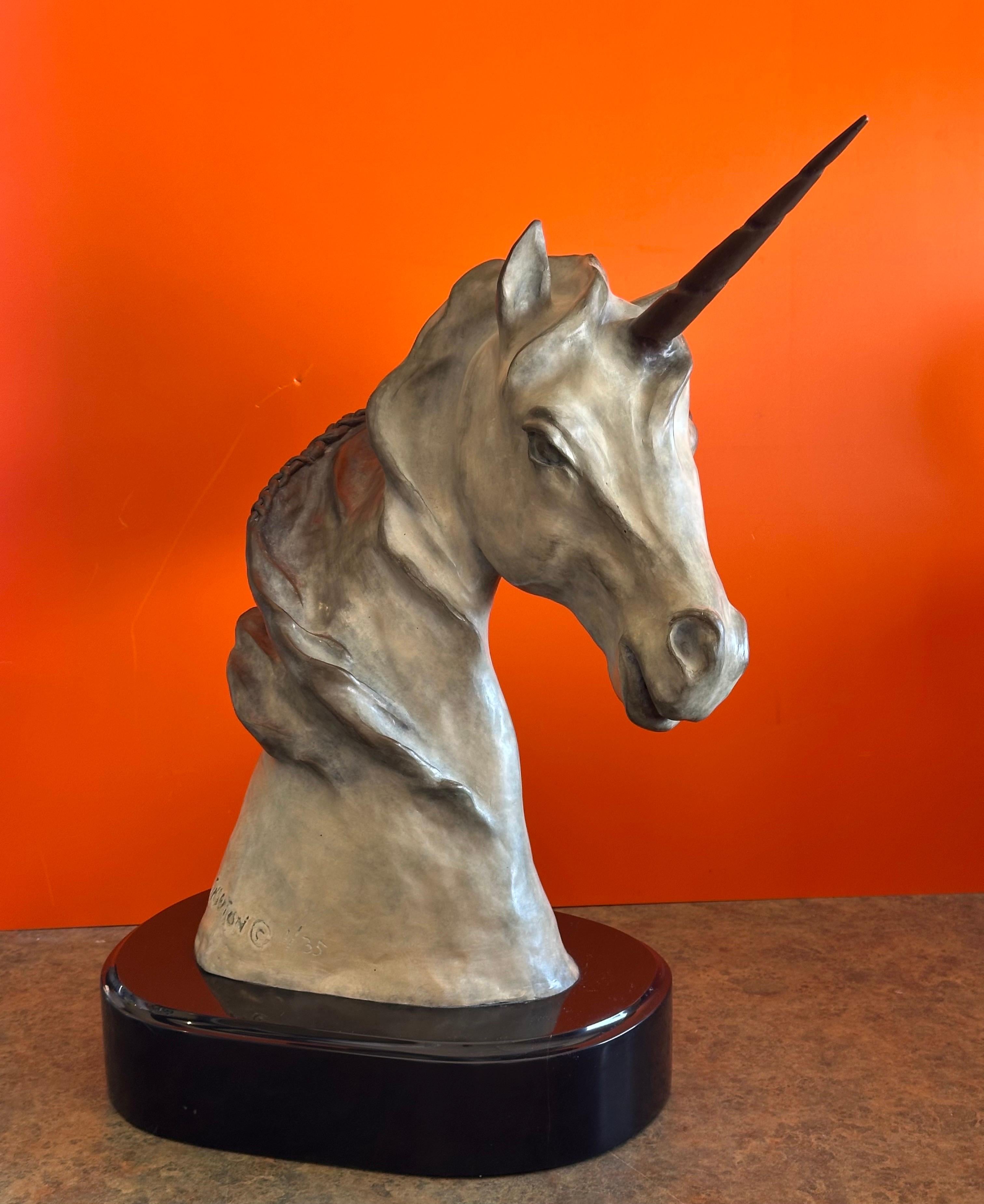 Scultura di unicorno in bronzo dipinto 