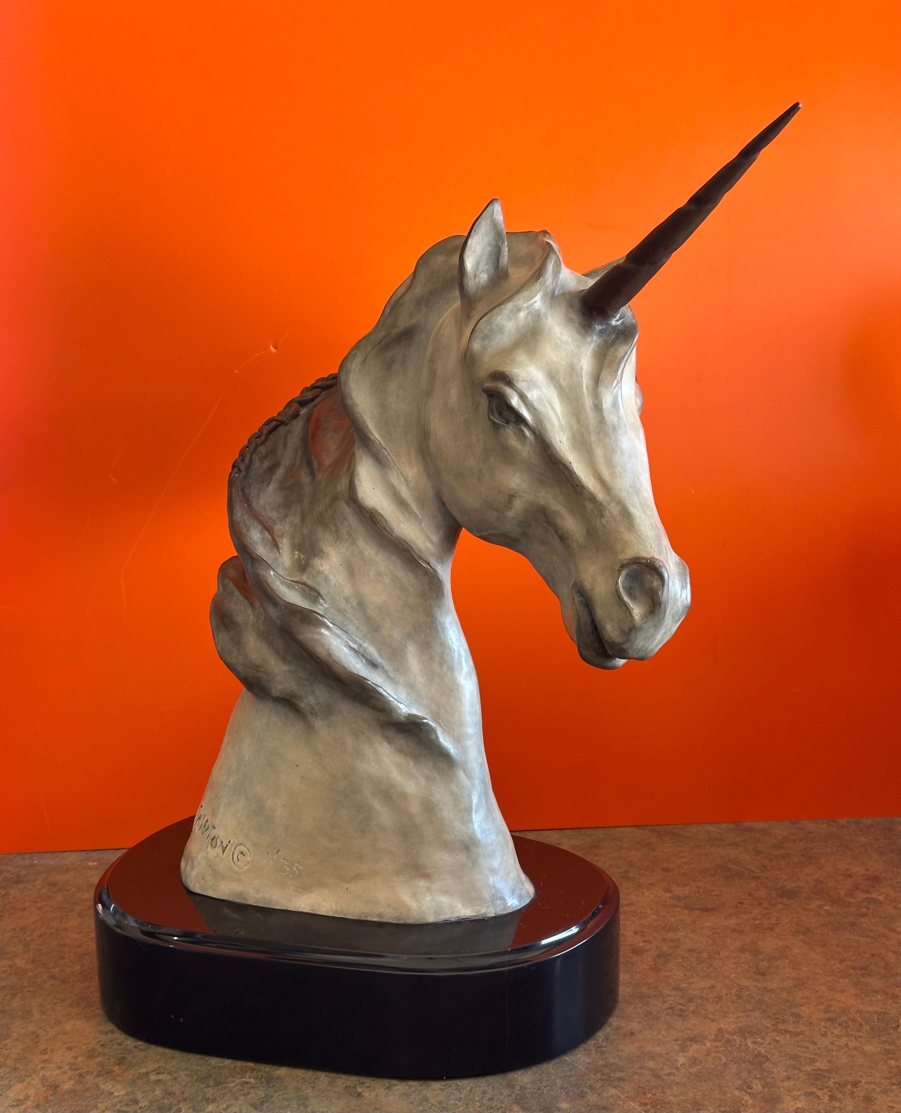 Scultura di unicorno in bronzo dipinto 