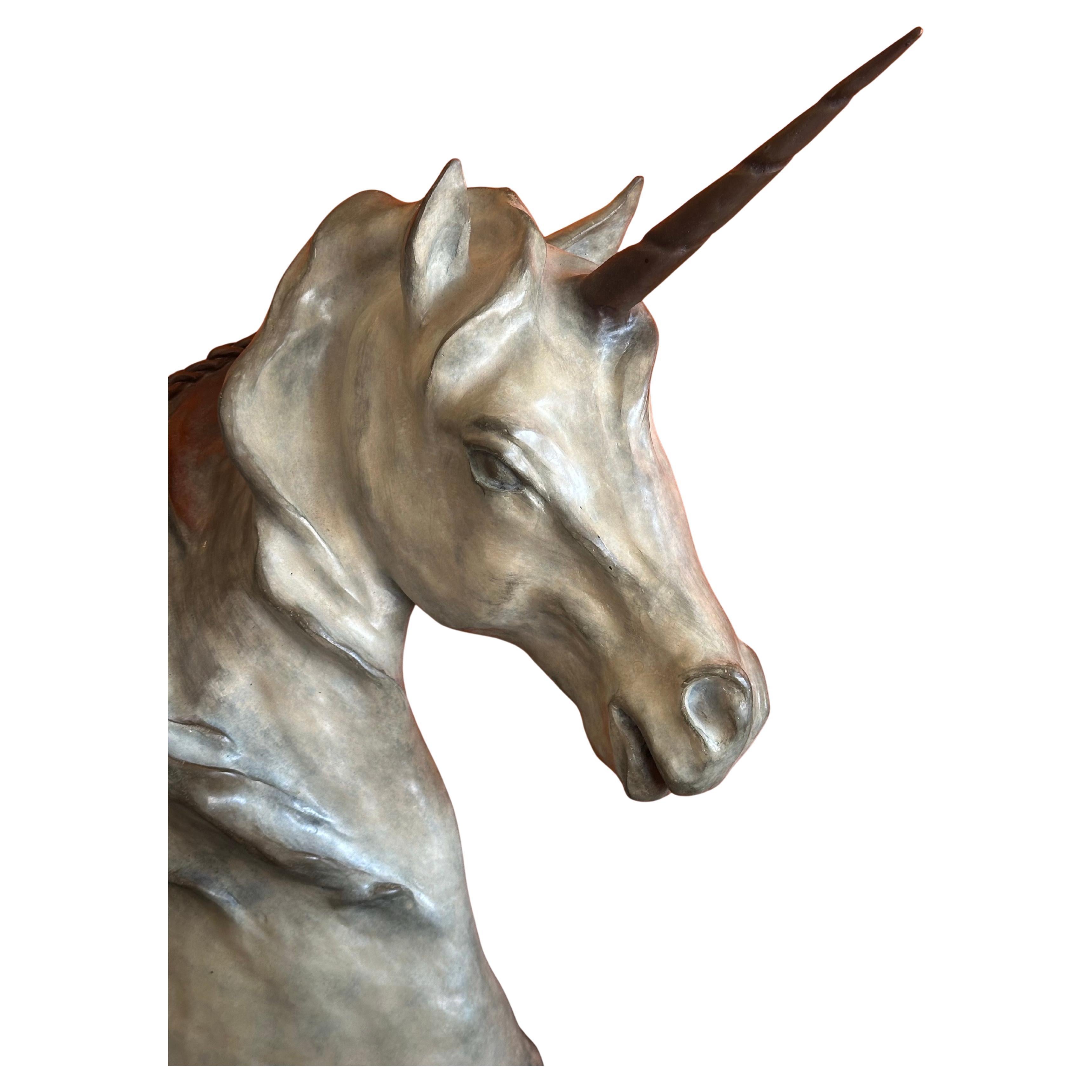 Scultura di unicorno dipinta in bronzo Hot Cast intitolata 