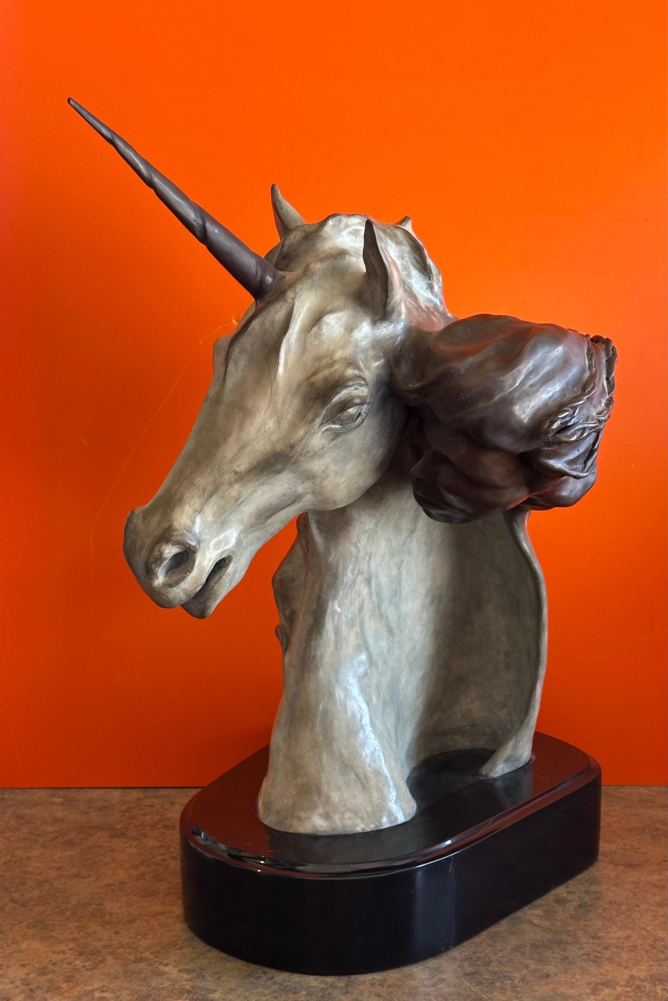 Scultura di unicorno in bronzo dipinto 