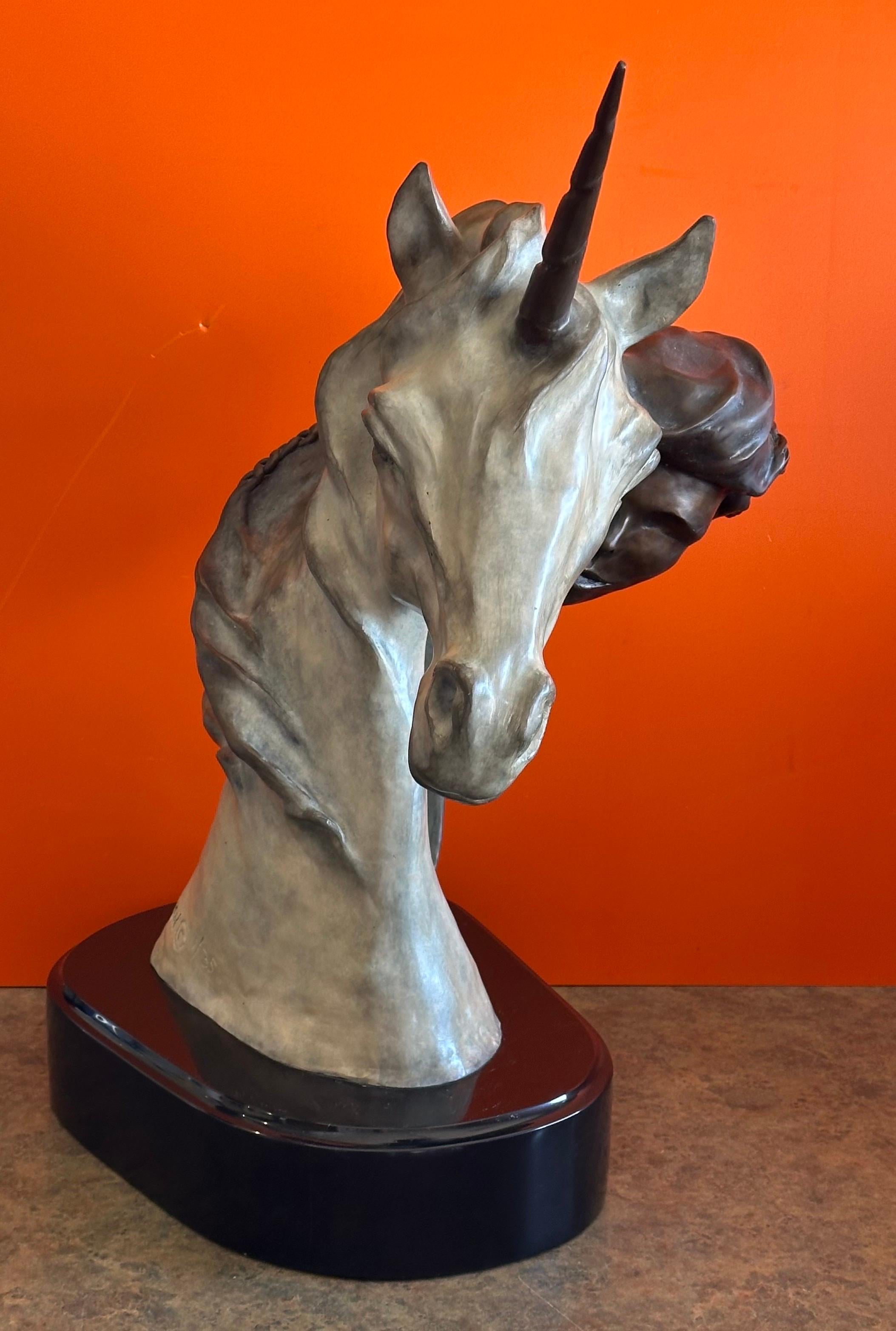 XX secolo Scultura di unicorno in bronzo dipinto 