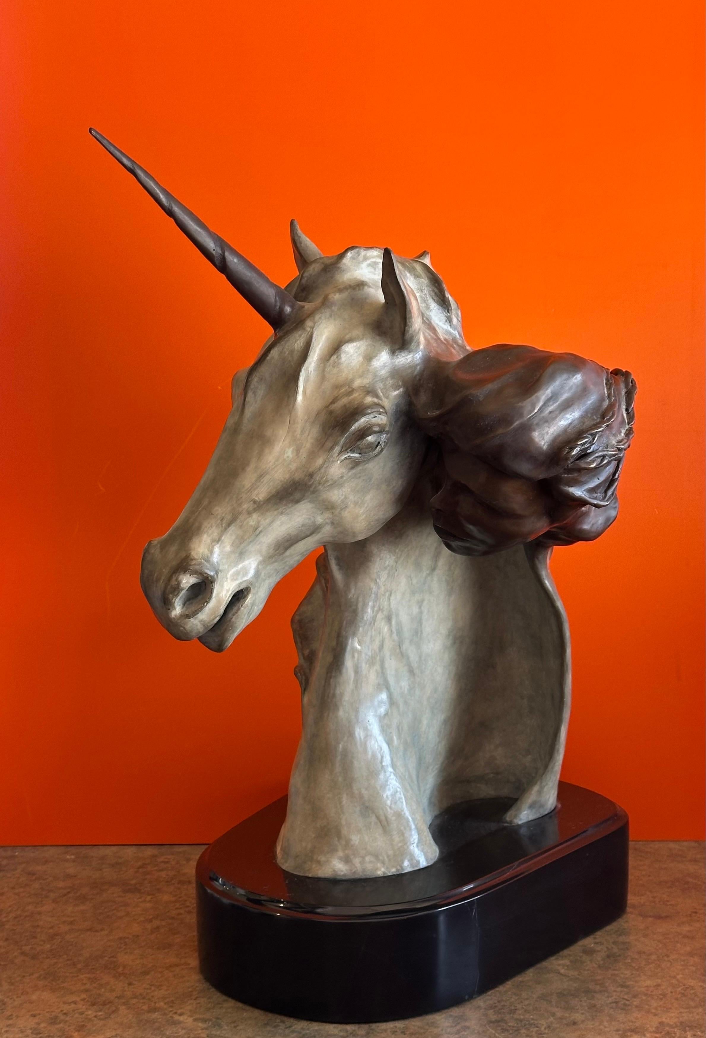 Scultura di unicorno in bronzo dipinto 