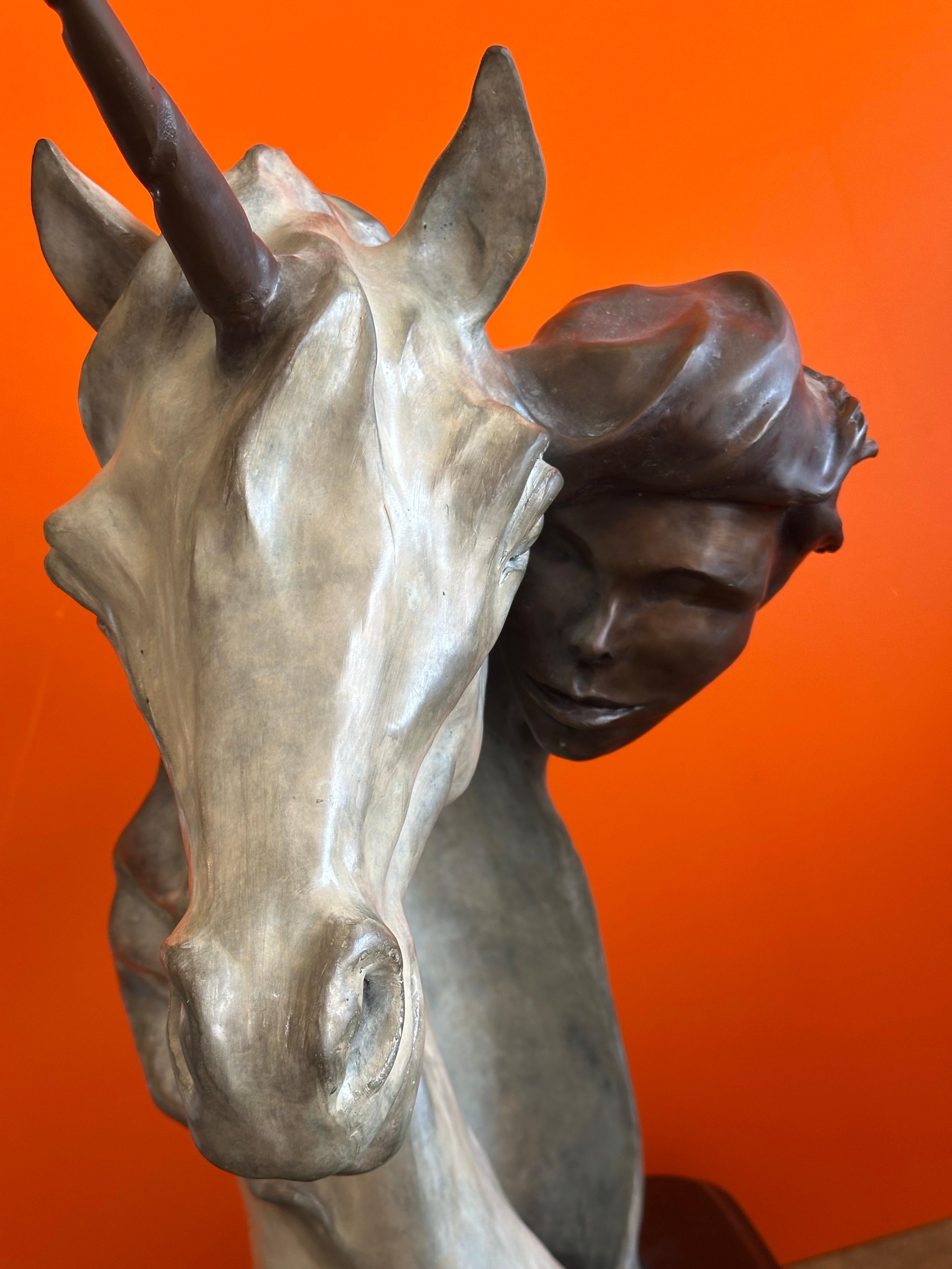 Scultura di unicorno in bronzo dipinto 