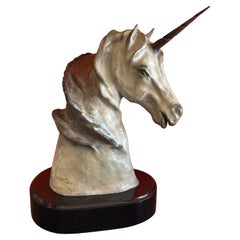 Escultura de unicornio de bronce pintado "Susurros a un unicornio" de Ronald C. Singerton