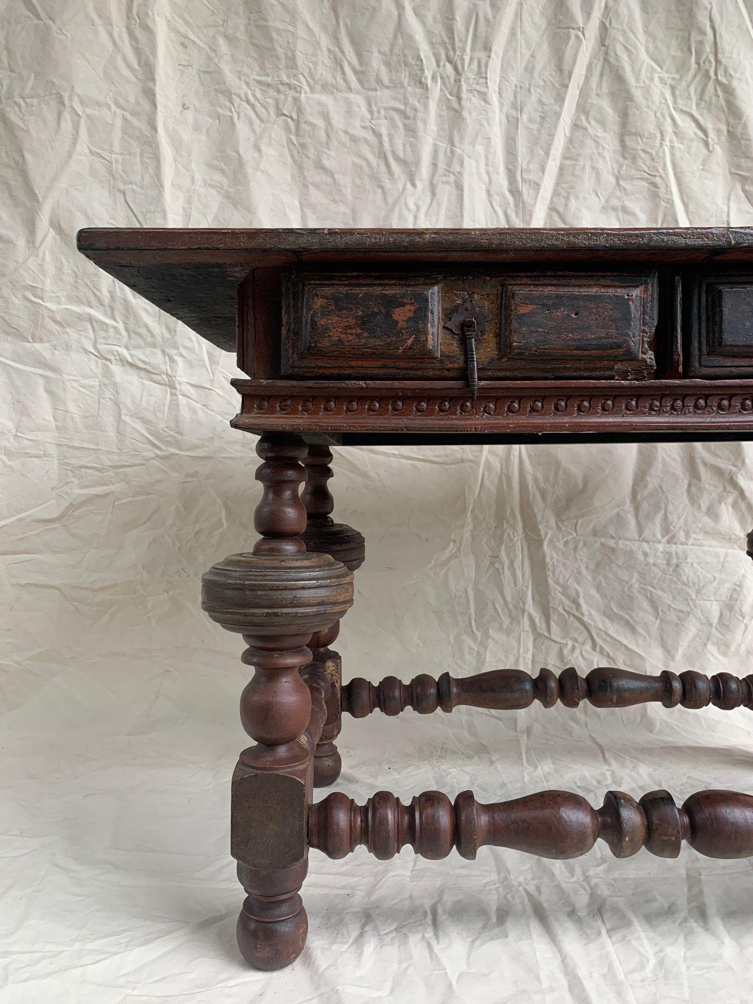 A seventeenth-century buffet with traces of old painting, from the private collection of Professor José Herman Saraiva, would be a piece of antique furniture of Portuguese origin, dating from the seventeenth century and that presents indications of