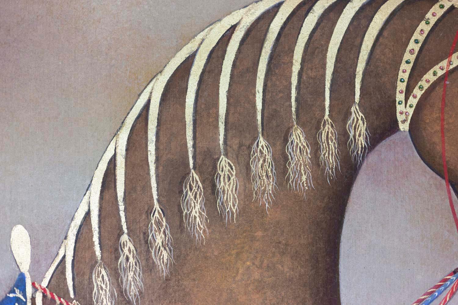 Tela dipinta che rappresenta un cavallo arabo marrone con una criniera dorata intrecciata. Indossa una sella blu e dorata, con un morso dorato. Redini blu e rosse. Sfondo nei toni del marrone.

Tela di lino grezza dipinta a mano con pigmenti