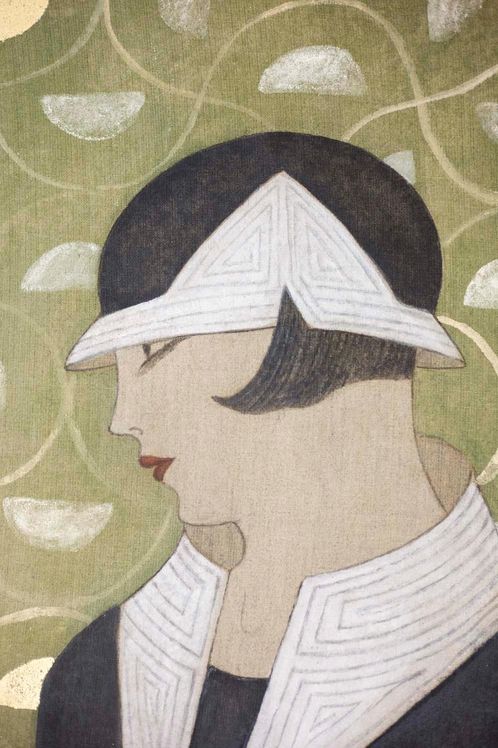Toile peinte représentant une femme Art déco vue de côté. Elle porte une longue robe noire avec un col, des manches et des ornements blancs. Elle porte sur la tête un chapeau noir orné d'un bord blanc.
Fond doré avec une frise supérieure verte avec