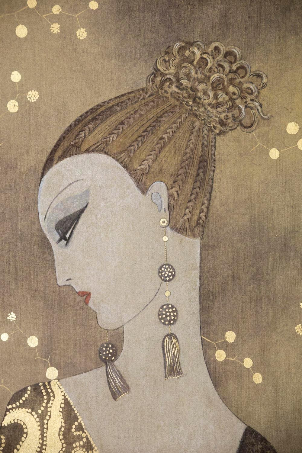 Painted canvas representing an Art Deco style woman, on her profile with hair rolled up in bun and wearing long earings. She wears a crossed dress adorned with gold abstract motifs. Background decorated with gilt geometric constellations.

Linen
