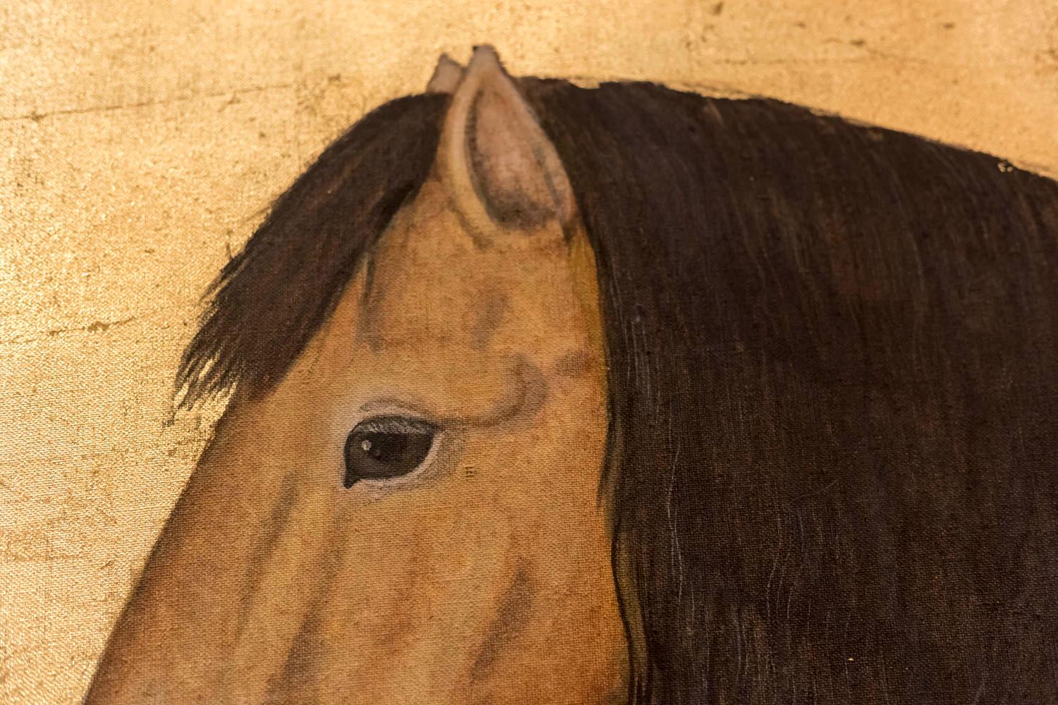 Painted canvas figuring a horse with a brown bai coat, detached from the gilt background represented in profile. The ending of its legs, its mane, tale and eyes are black. 

Linen raw canvas hand painted with natural pigments and background gilt