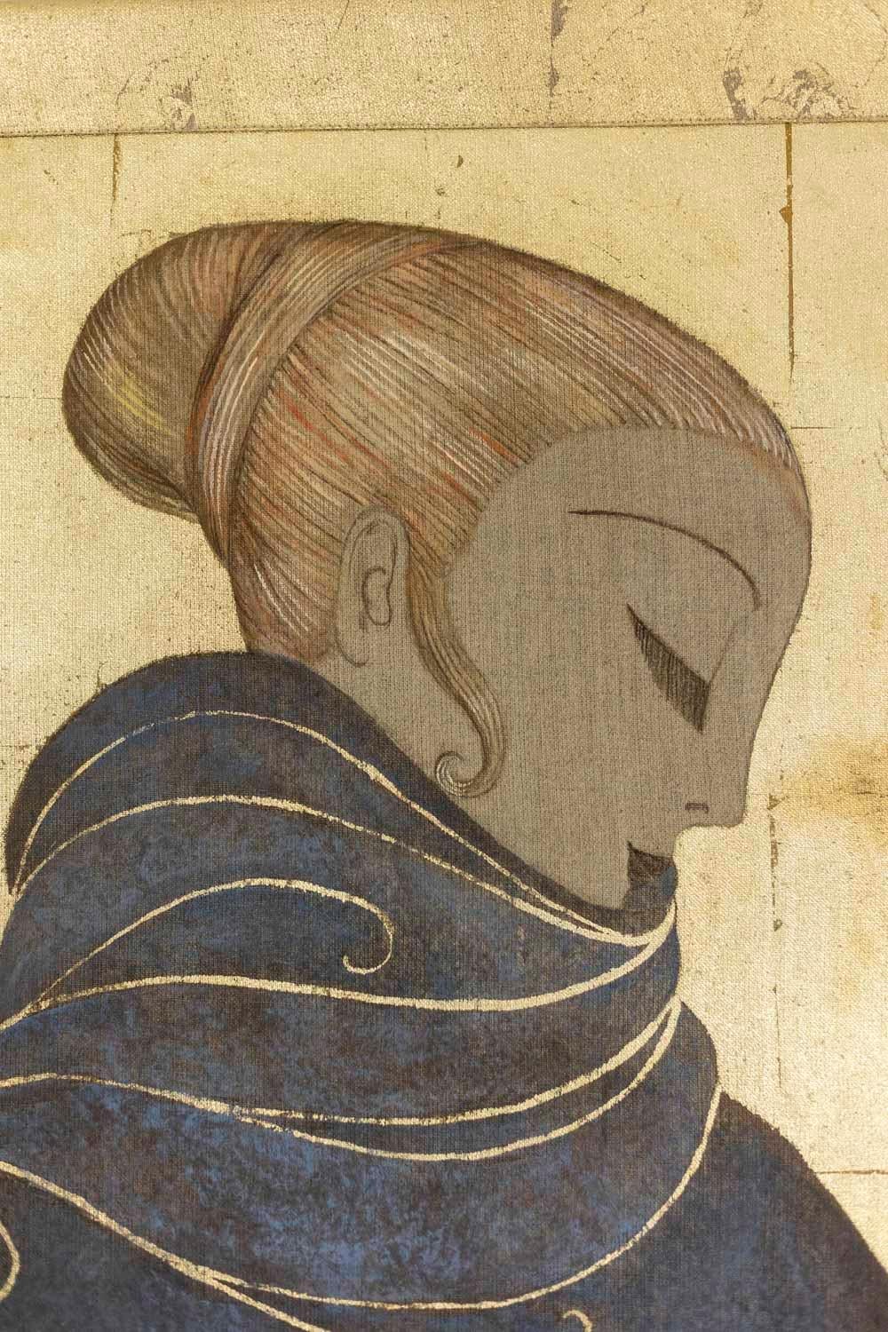 Painted canvas representing an elegant woman in profile with her bun, wearing a midnight blue cape with a pattern in the style of the Viennese Secession in its center, on a finely checkered golden background.

Contemporary French craftsmanship.
