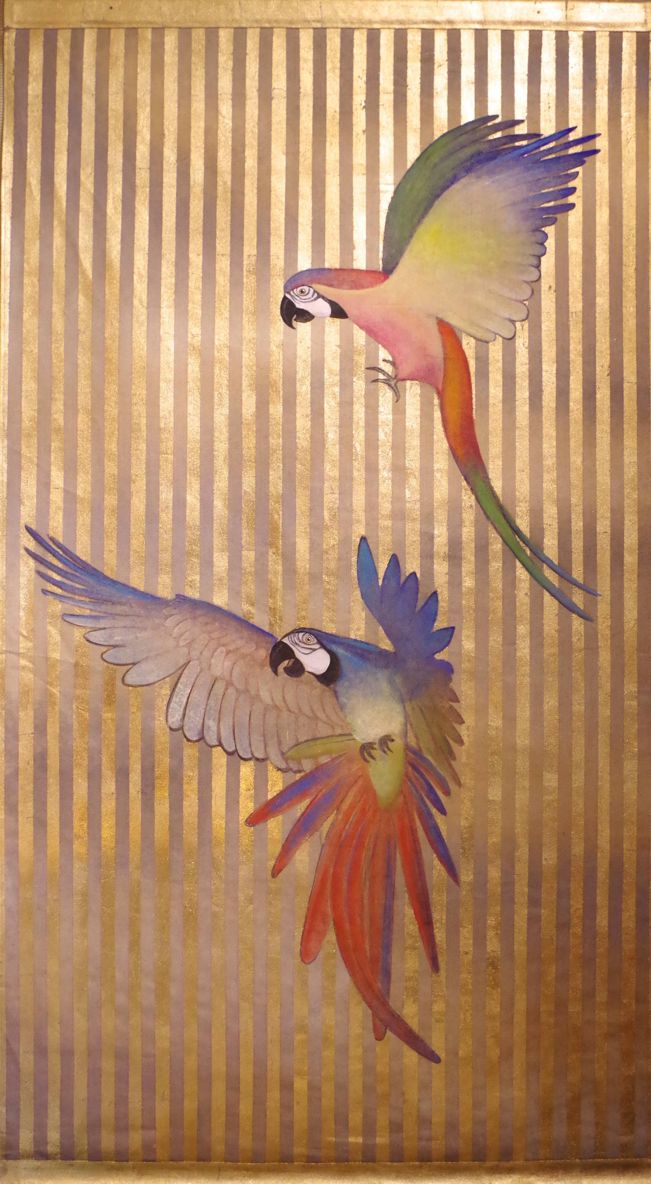 Paar gemalte Leinwand, die zwei fliegende bunte Papageien auf vergoldetem und braun gestreiftem Hintergrund darstellen.

Rohleinwand aus Leinen, handbemalt mit natürlichen Pigmenten und mit Kupferblatt vergoldetem Hintergrund. Die Leinwand ist auf