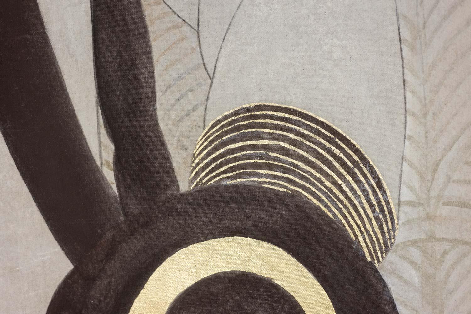 Toile peinte ou panneau décoratif de style Art déco, représentant une femme debout, le visage de trois quarts, enveloppée dans un grand manteau beige assorti à sa coiffe rayée et dont la manchette est ornée de motifs concentriques en noir et or. Le