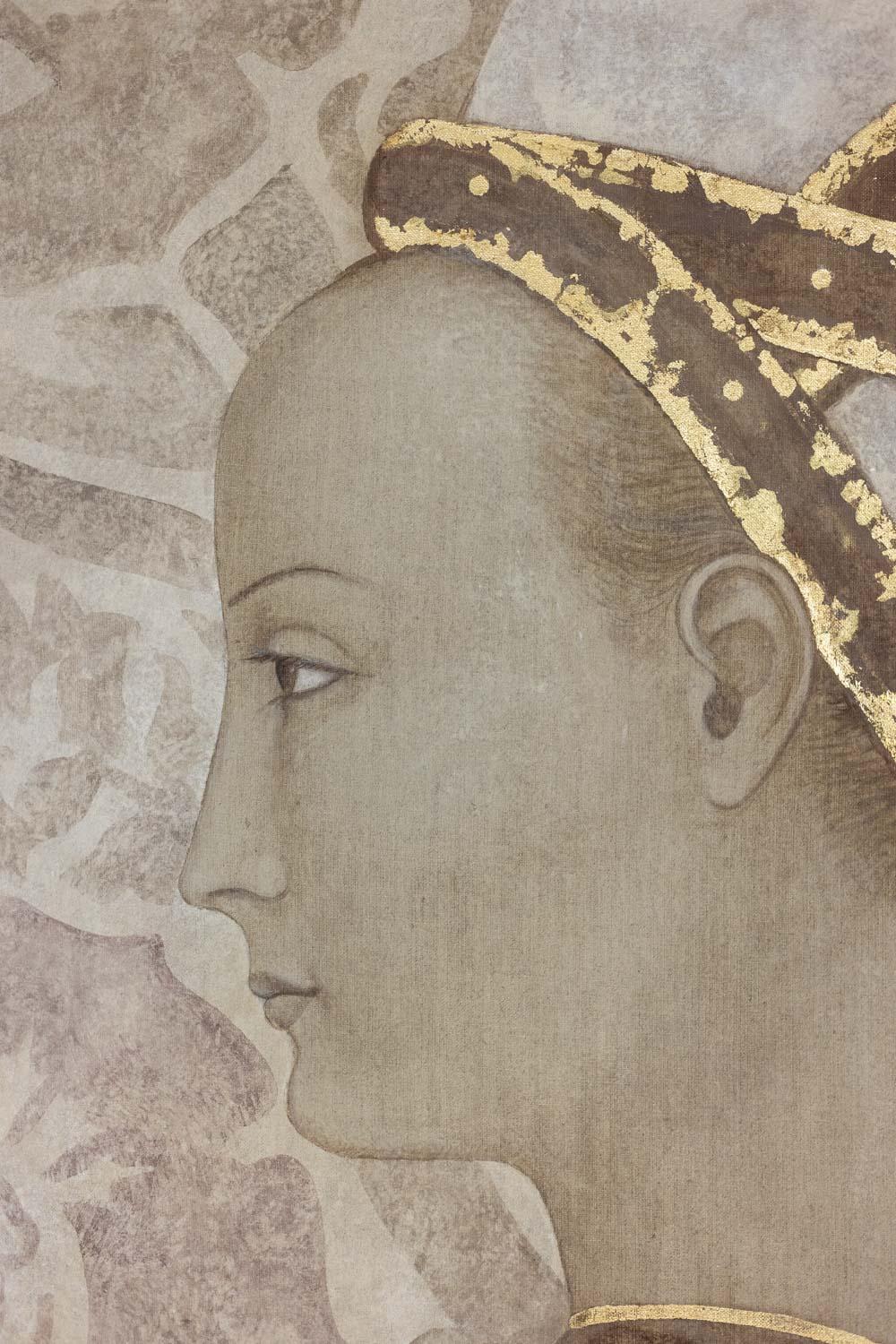 Toile peinte, ou panneau décoratif, de style Renaissance, représentant une femme noble, avec sa coiffe et son manteau dans les tons or et chocolat sur un fond à motifs dans les tons beiges.

Travail d'artistes français contemporains.