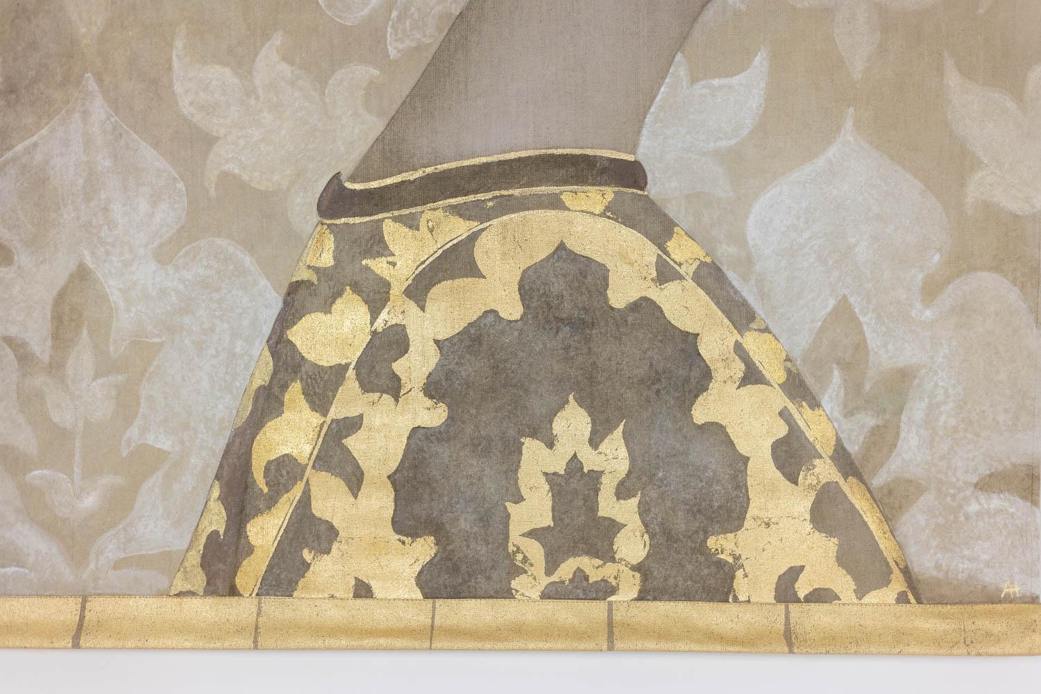 Toile peinte, ou panneau décoratif, de style Renaissance, représentant une femme noble de profil et regardant vers la droite, avec sa coiffe et son manteau dans les tons or et chocolat sur un fond à motifs dans les tons beiges.

Travail d'artistes