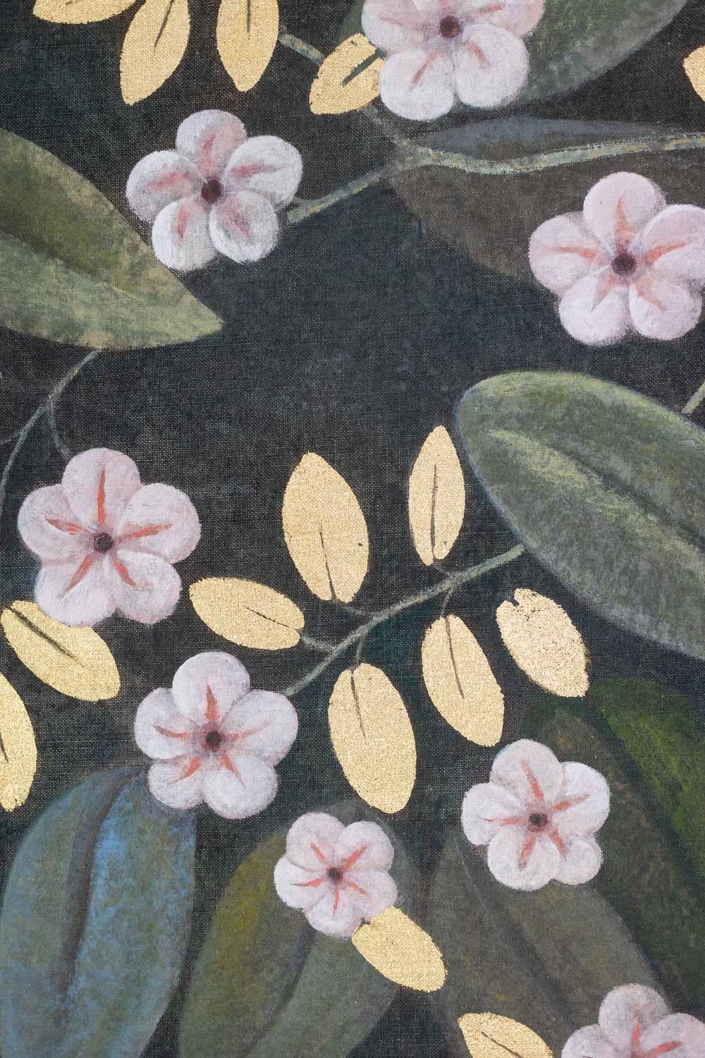 Bemalte Leinwand, die einen Vogel in einem Blumendekor darstellt. Zeitgenössisch. (Französisch) im Angebot