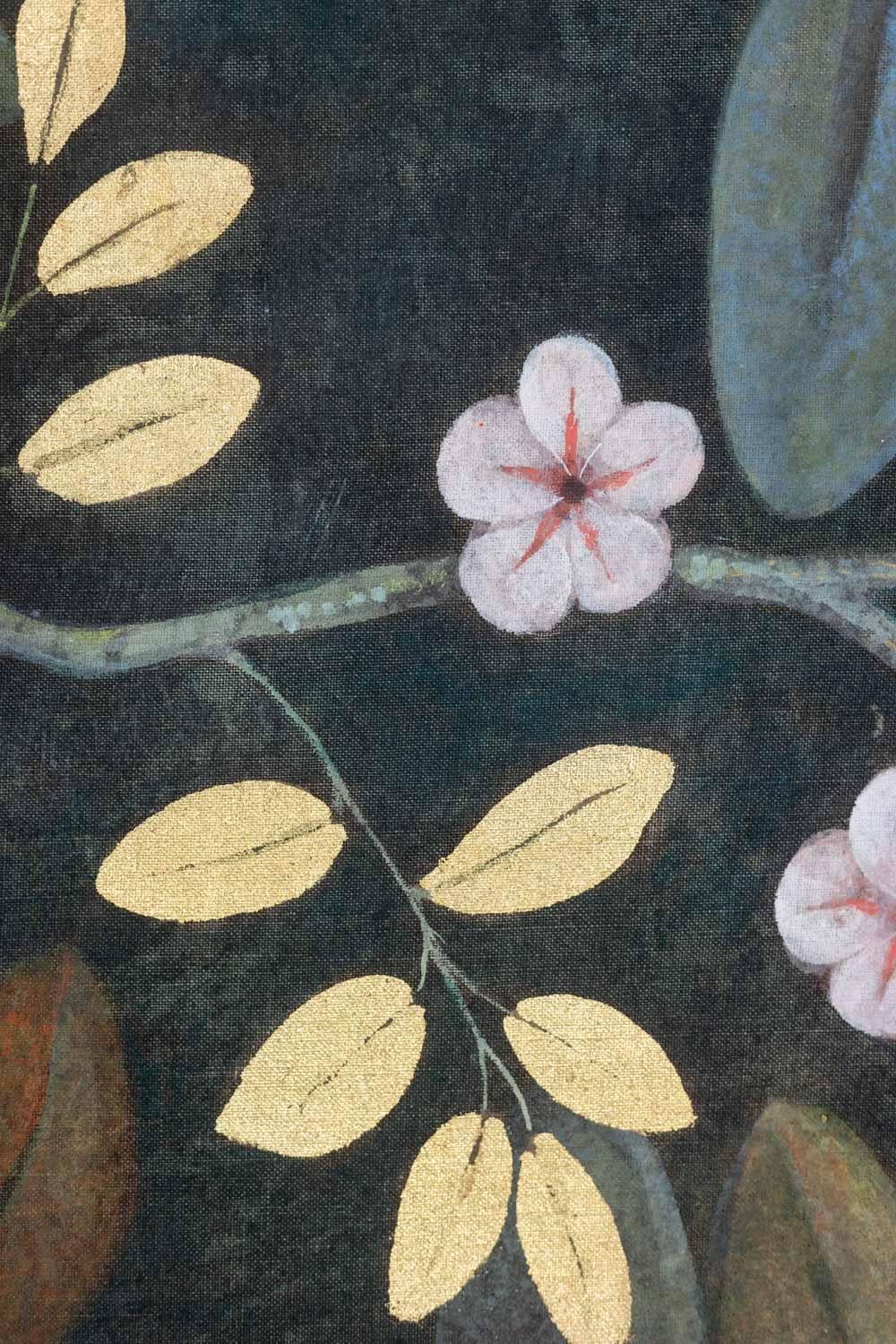 Bemalte Leinwand, die einen Vogel in einem Blumendekor darstellt. Zeitgenössisch. im Angebot 1