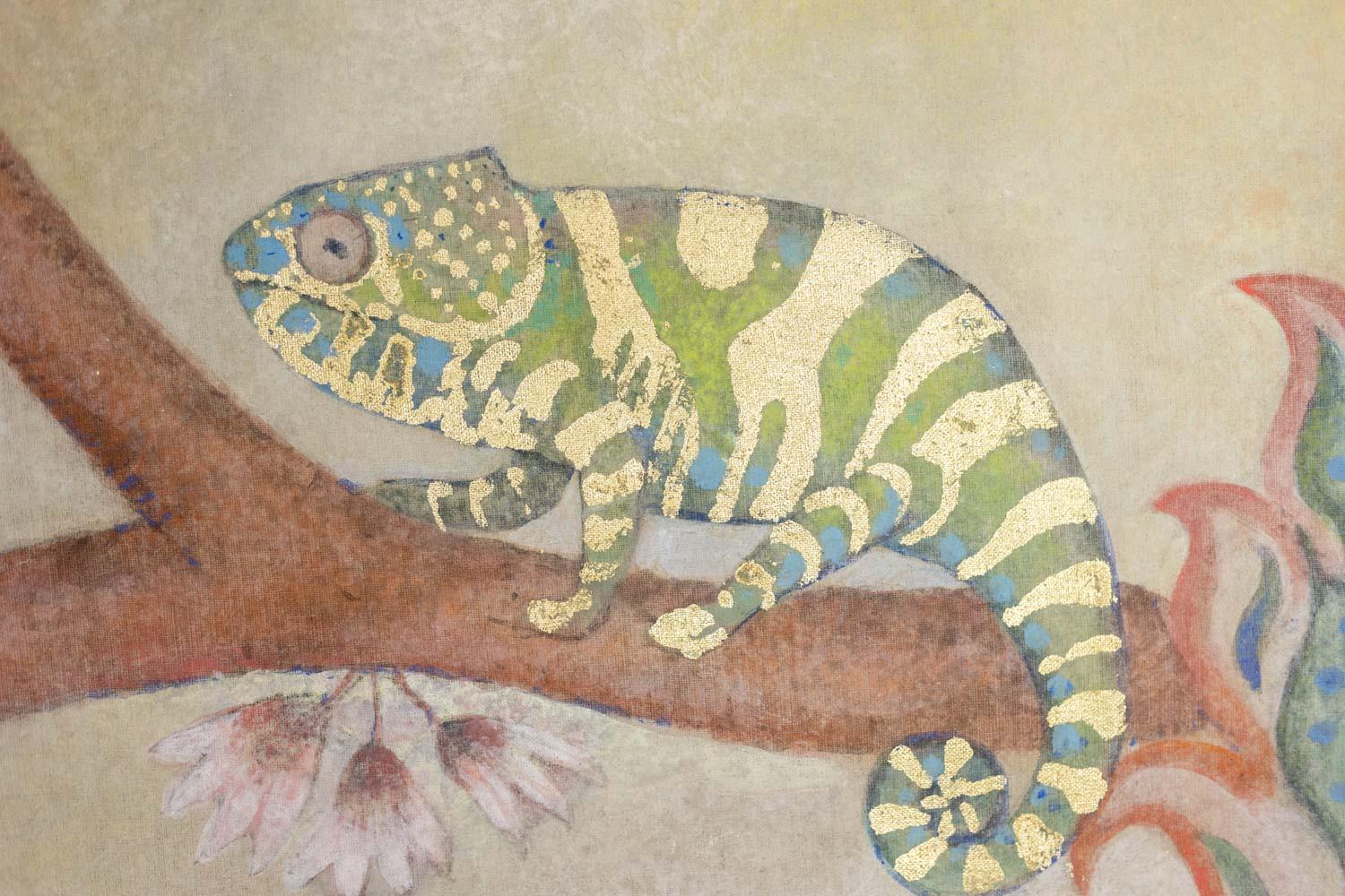 Painted canvas or decorative panel representing a chameleon on its branch, on the right, with a foliage and stylized background in blue and pink tones. We can see a small fan with arabesques or scrolls to the right of the composition.

Reference: