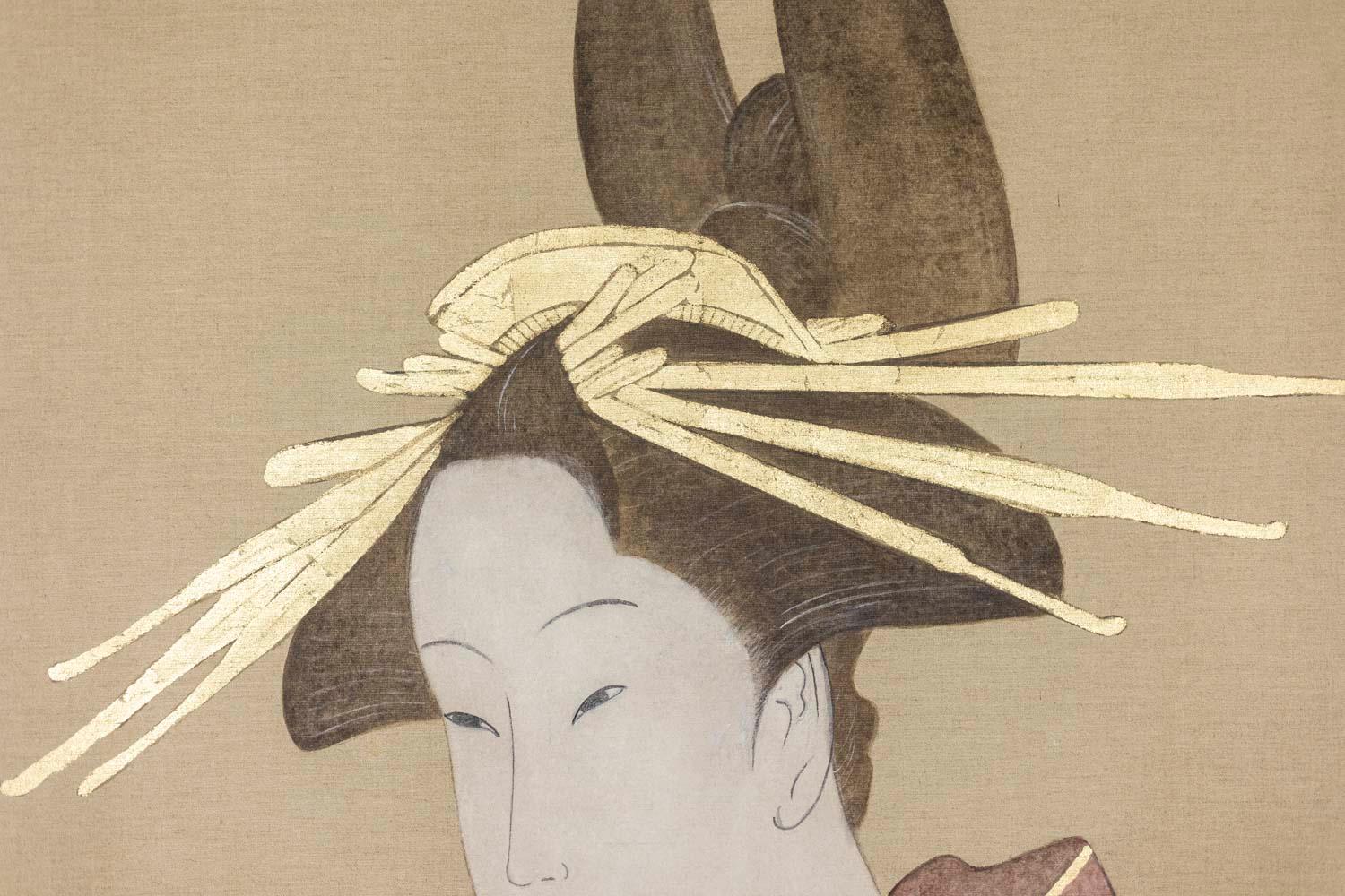Gemalte Leinwand mit der Darstellung einer Geisha, stehend 3/4, gekleidet in einen traditionellen Kimono in Brauntönen, mit durchbrochenen Kreisen und goldenen Mustern.

Zeitgenössische französische Handwerkskunst.

Eine ähnliche Leinwand macht es