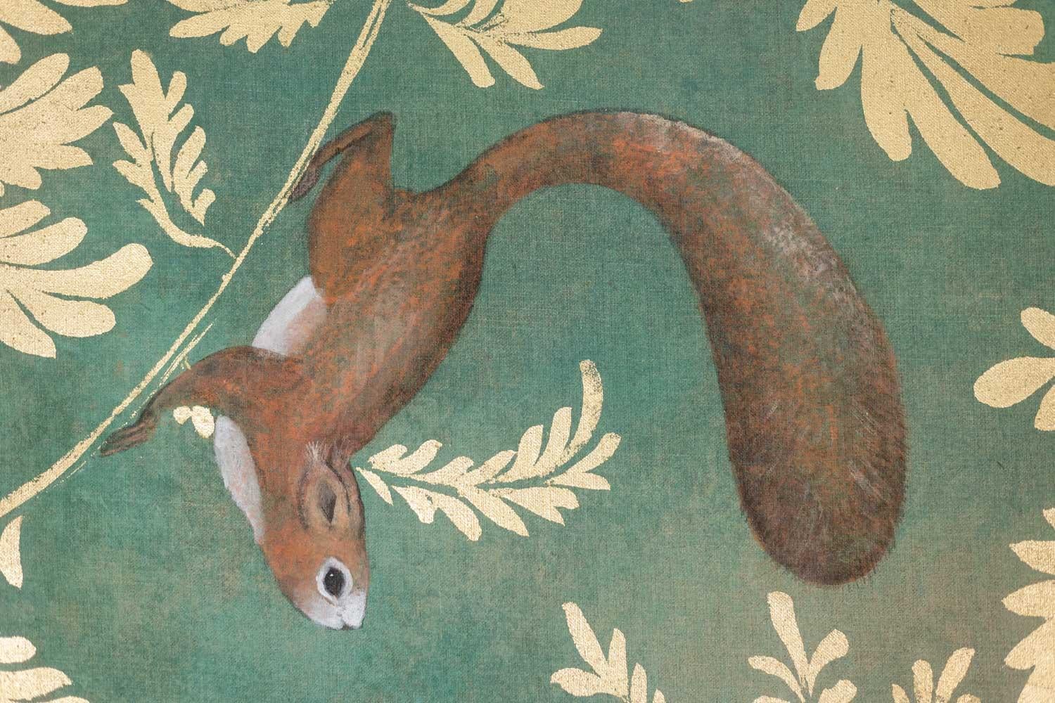 Gemalte Leinwand oder dekorative Tafel, die Eichhörnchen darstellt, die in goldenen Zweigen spielen.

Abmessungen: H 220 x B 120 cm

Zeitgenössische Werke von französischen Künstlern.

Referenz: LS63331080A

Leinwand aus Rohleinen, handbemalt mit