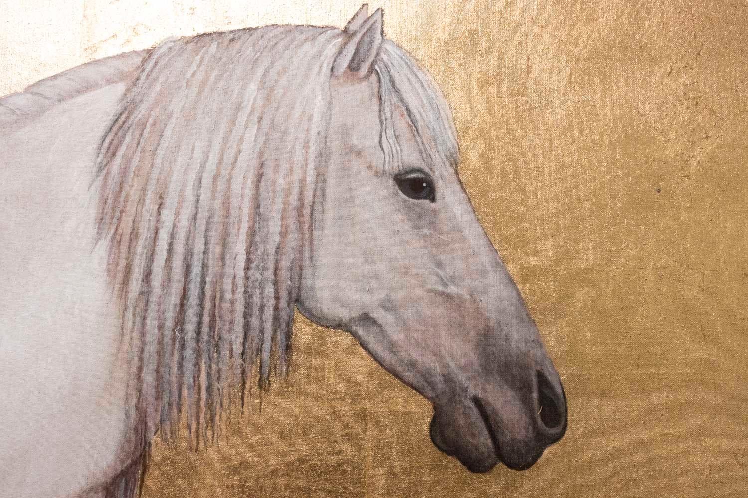 Tela dipinta che raffigura un cavallo bianco con vista laterale su uno sfondo dorato.

Tela di lino grezza dipinta a mano con pigmenti naturali e sfondo dorato con foglia di rame. La tela è tesa su un telaio in Wood.

Opera contemporanea