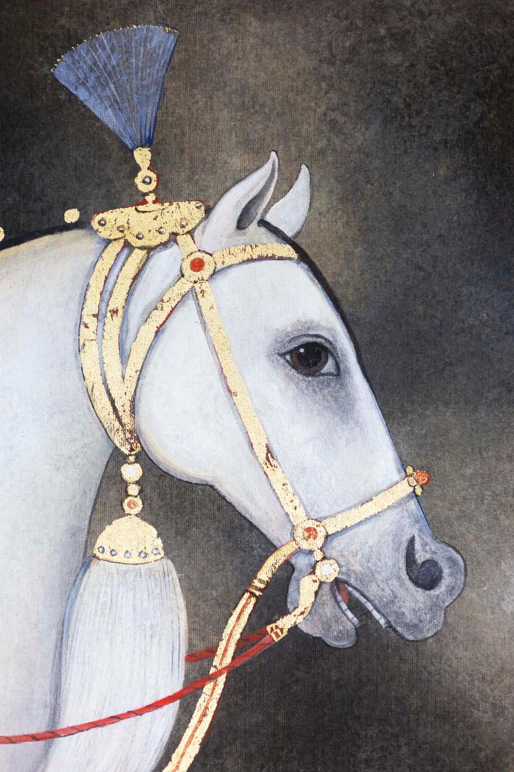 Painted canvas representing a saddled white horse with a golden and black saddle adorned with flowers. Gilt bit and mane. Red reins. Background in grey tones.

Linen raw canvas hand painted with natural pigments and gilt motifs realized with
