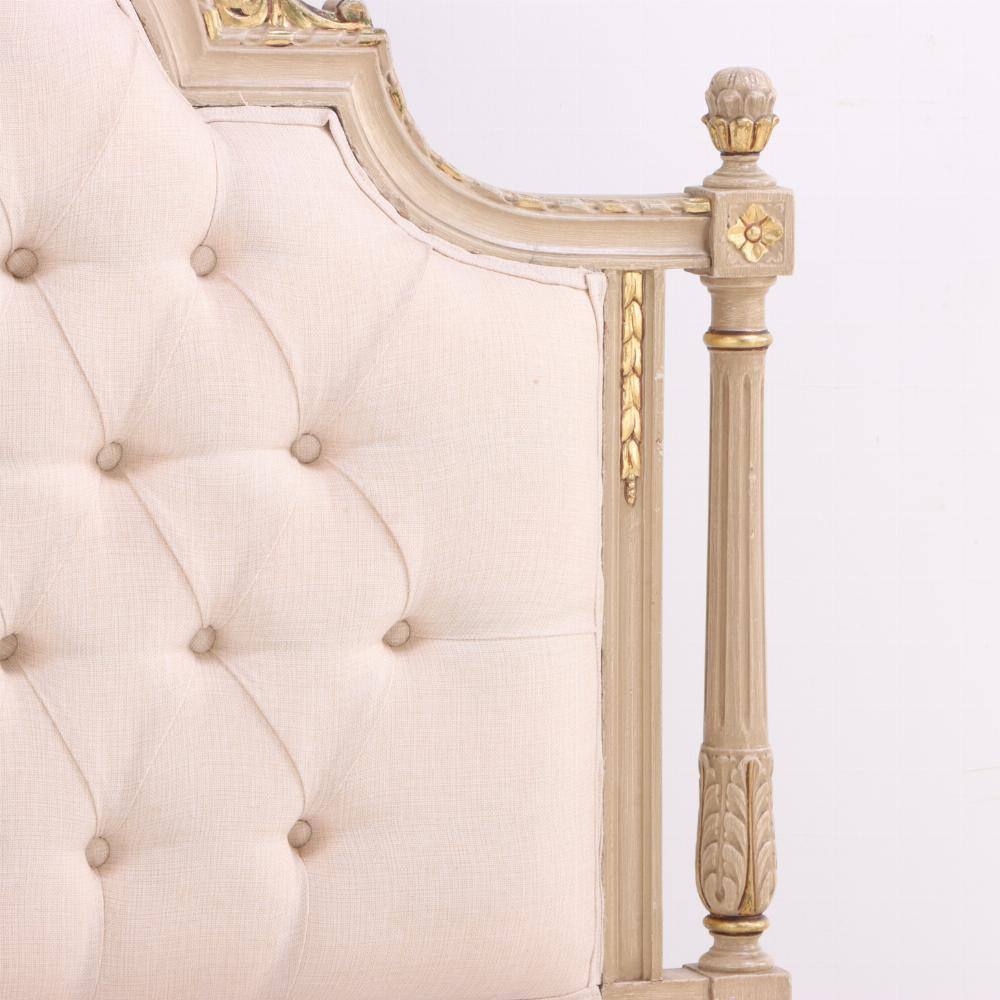 Bemaltes, geschnitztes und vergoldetes Bett aus Holz im Louis-XV-Stil, um 1950. (Louis XV.) im Angebot