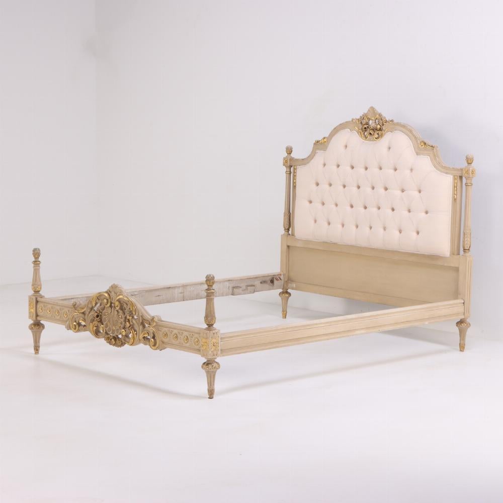 Bemaltes, geschnitztes und vergoldetes Bett aus Holz im Louis-XV-Stil, um 1950. (Geschnitzt) im Angebot