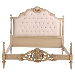 Cama pintada, tallada y dorada de estilo Luis XV, C 1950.