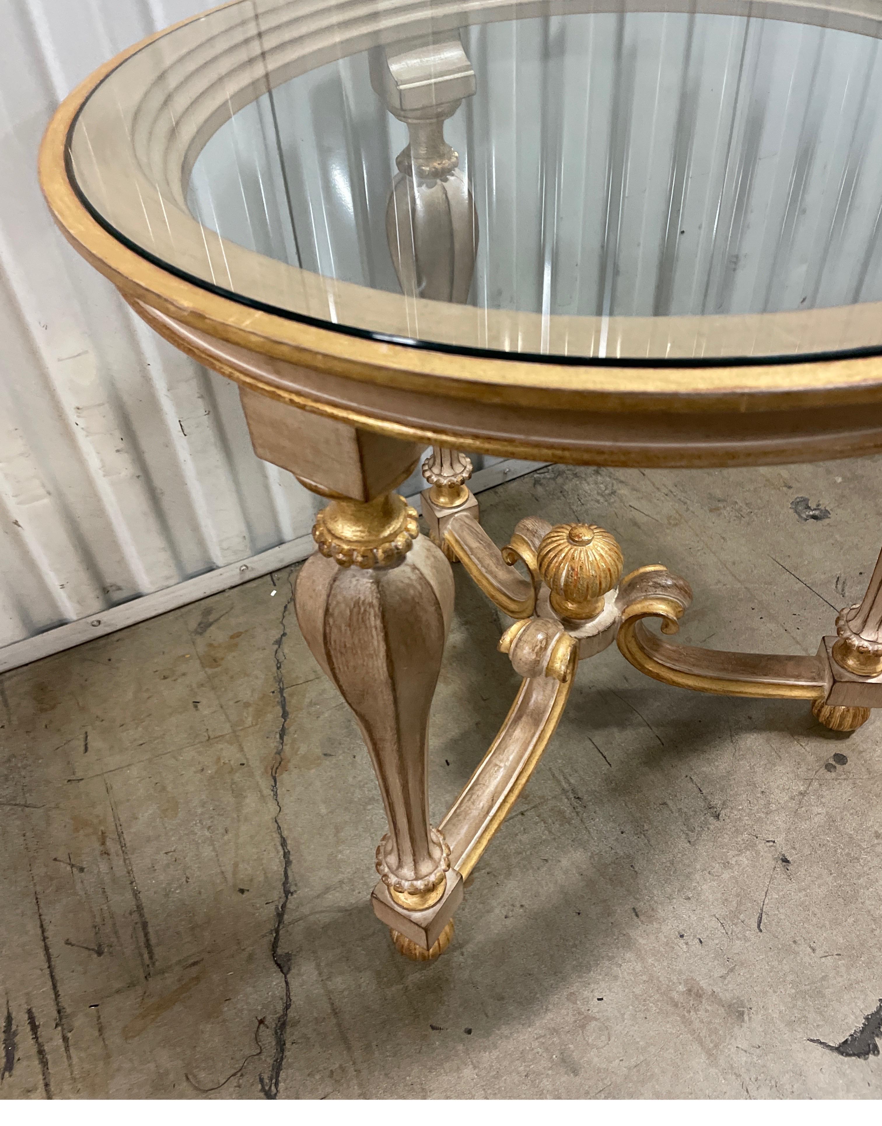 20ième siècle Table d'appoint / à boire italienne peinte et à plateau en verre sculpté en vente