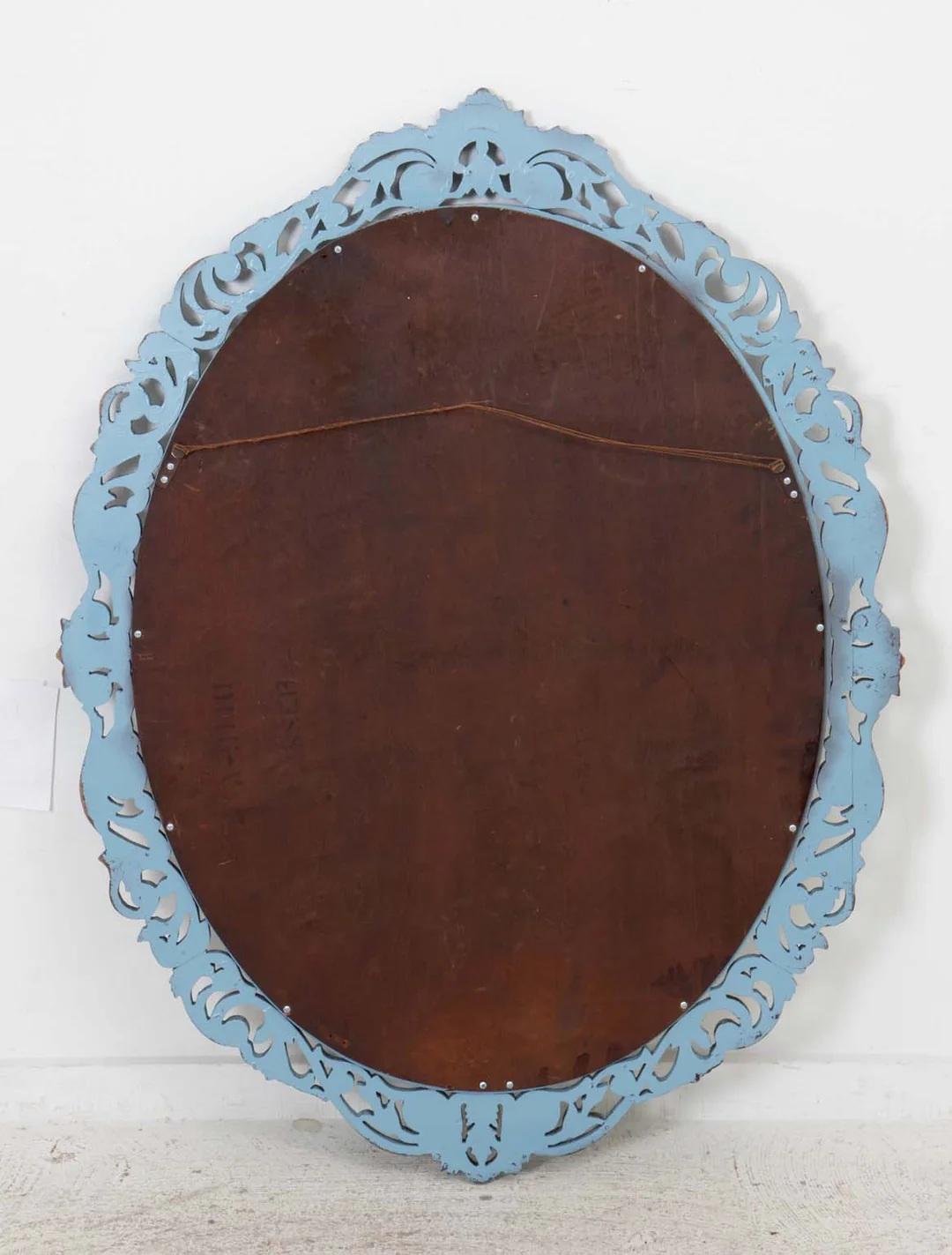 Miroir peint et sculpté avec finition en relief. Fil de fer au dos pour la suspension