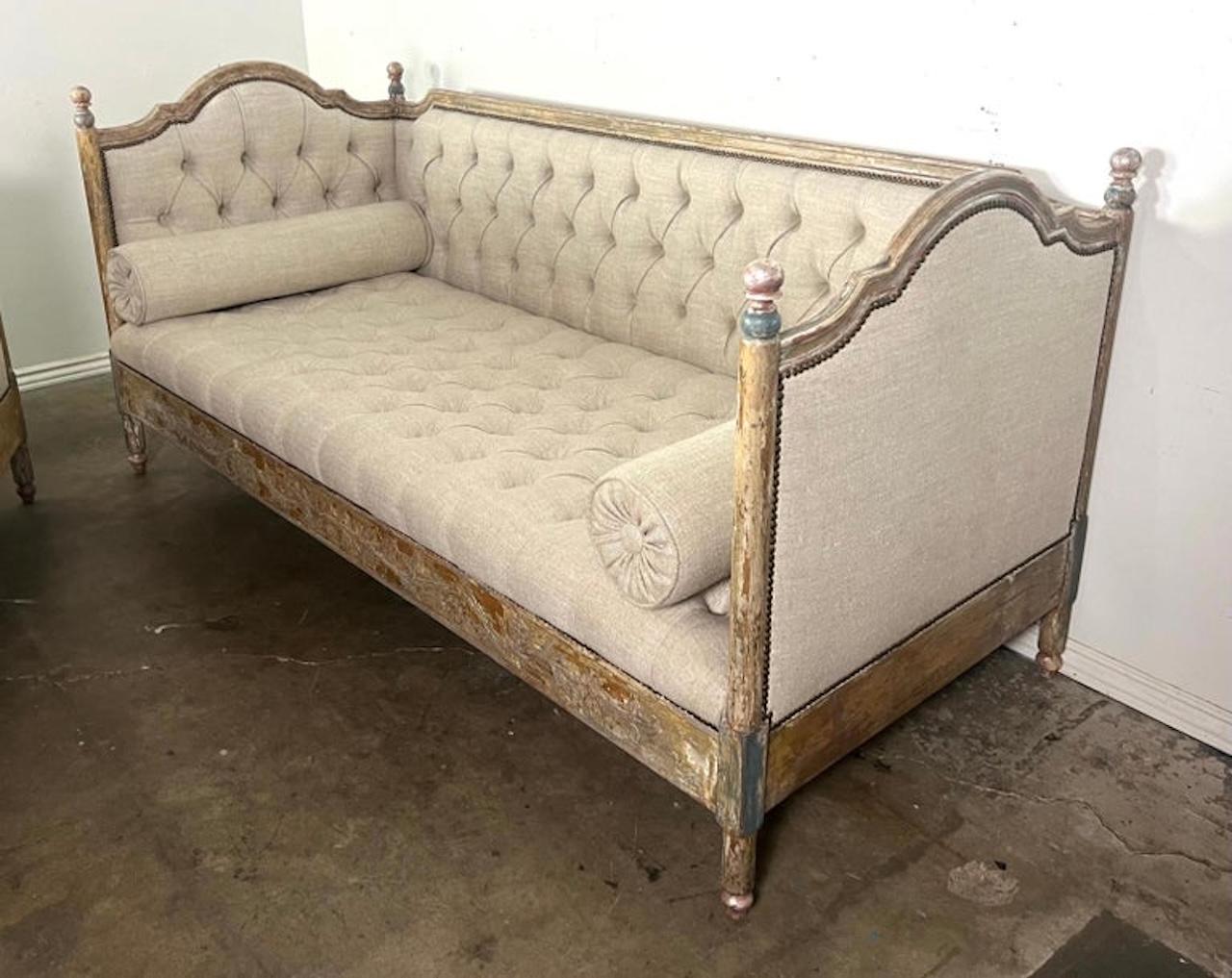 Painted Carved Wood Linen Upholstered Daybed 1930's In Distressed Condition In Los Angeles, CA