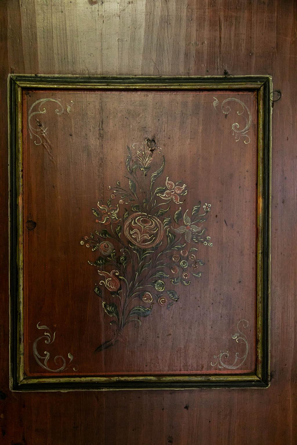 Die Tür dieses Schranks hat zwei geformte Paneele mit floralem Dekor. Das Schlüsselloch-Schild aus Stahl ist original. Der Innenraum verfügt über vier feste Einlegeböden.