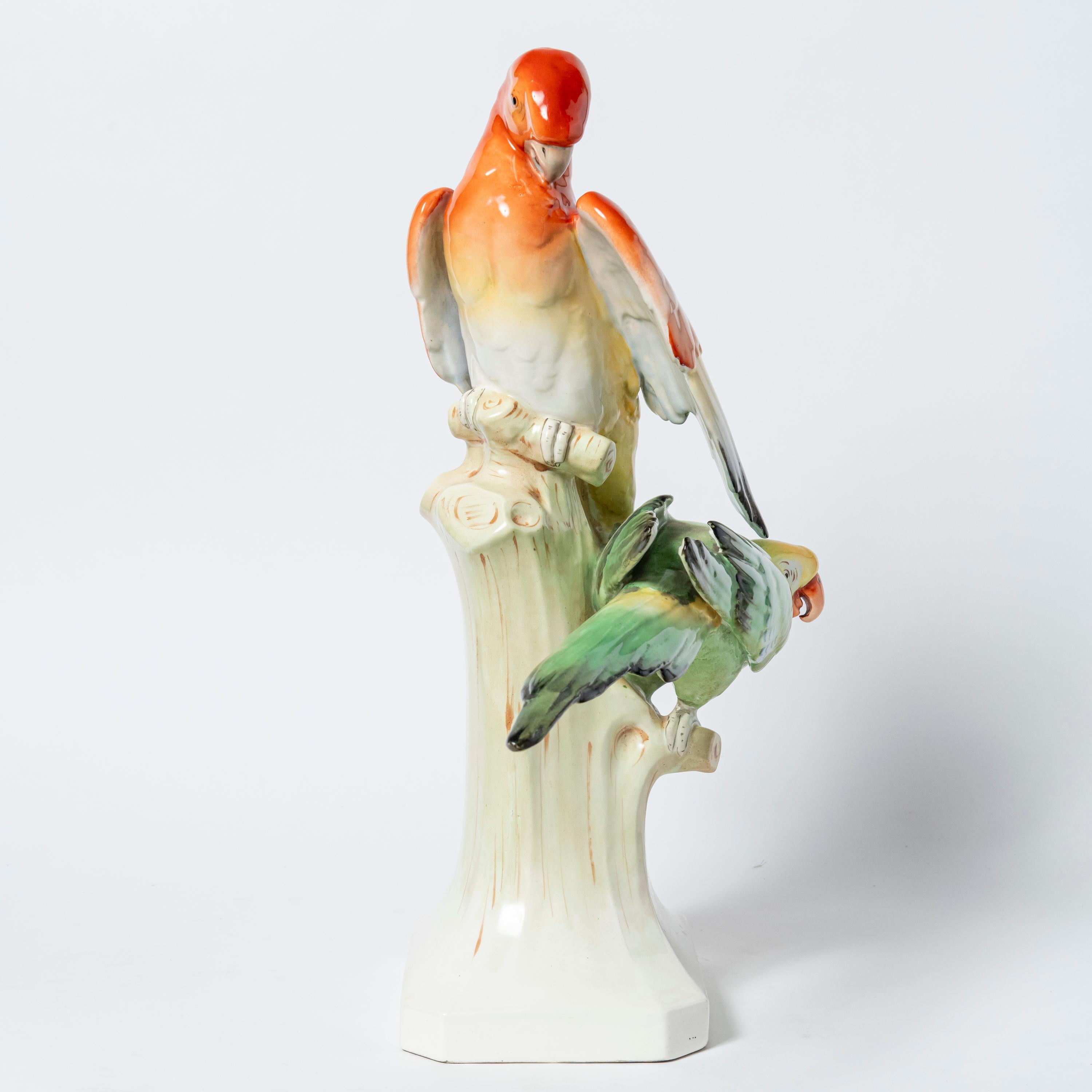 Gemaltes Keramik-Paar von Papageien. Tschechisch, um 1920. (Art nouveau) im Angebot