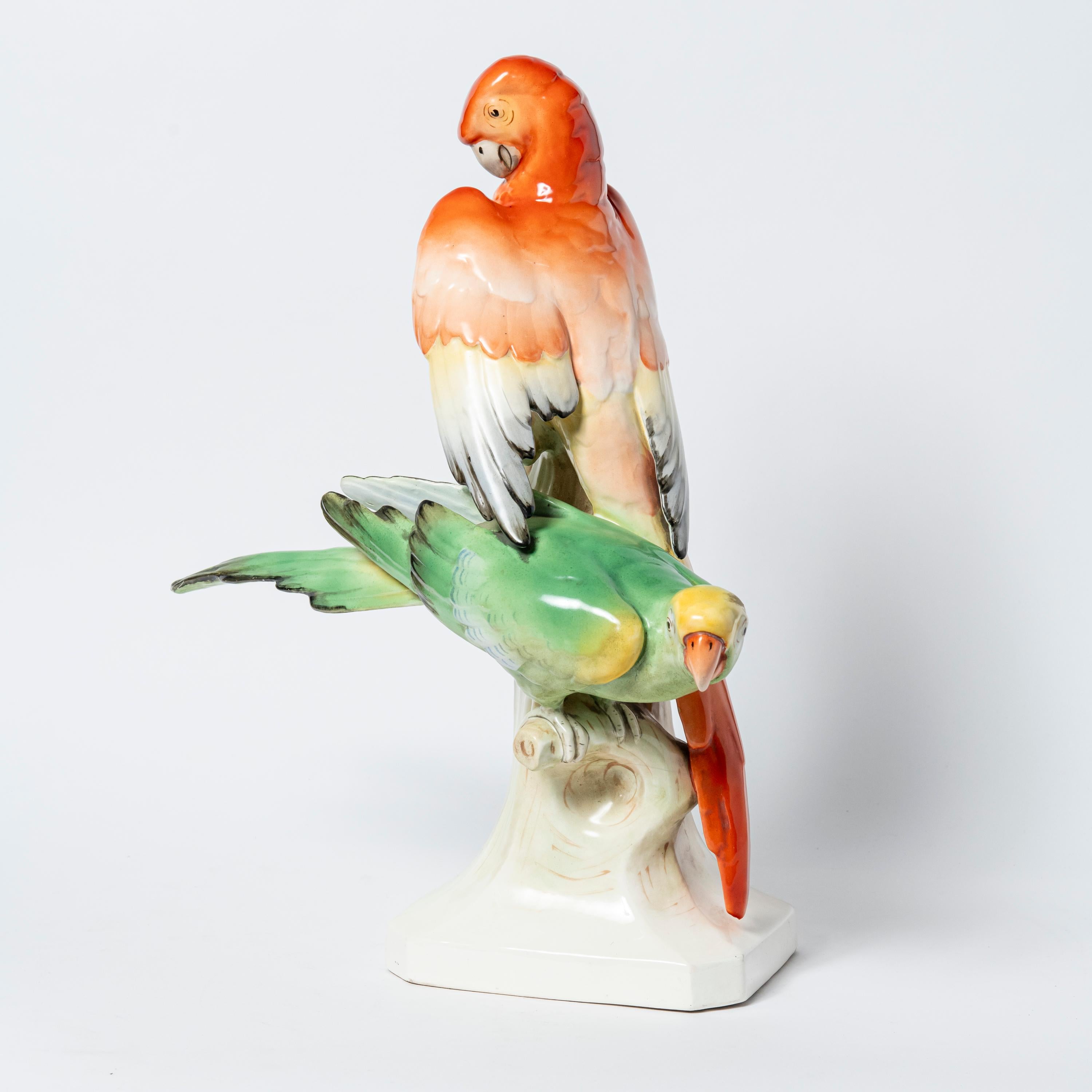 Gemaltes Keramik-Paar von Papageien. Tschechisch, um 1920. (Frühes 20. Jahrhundert) im Angebot