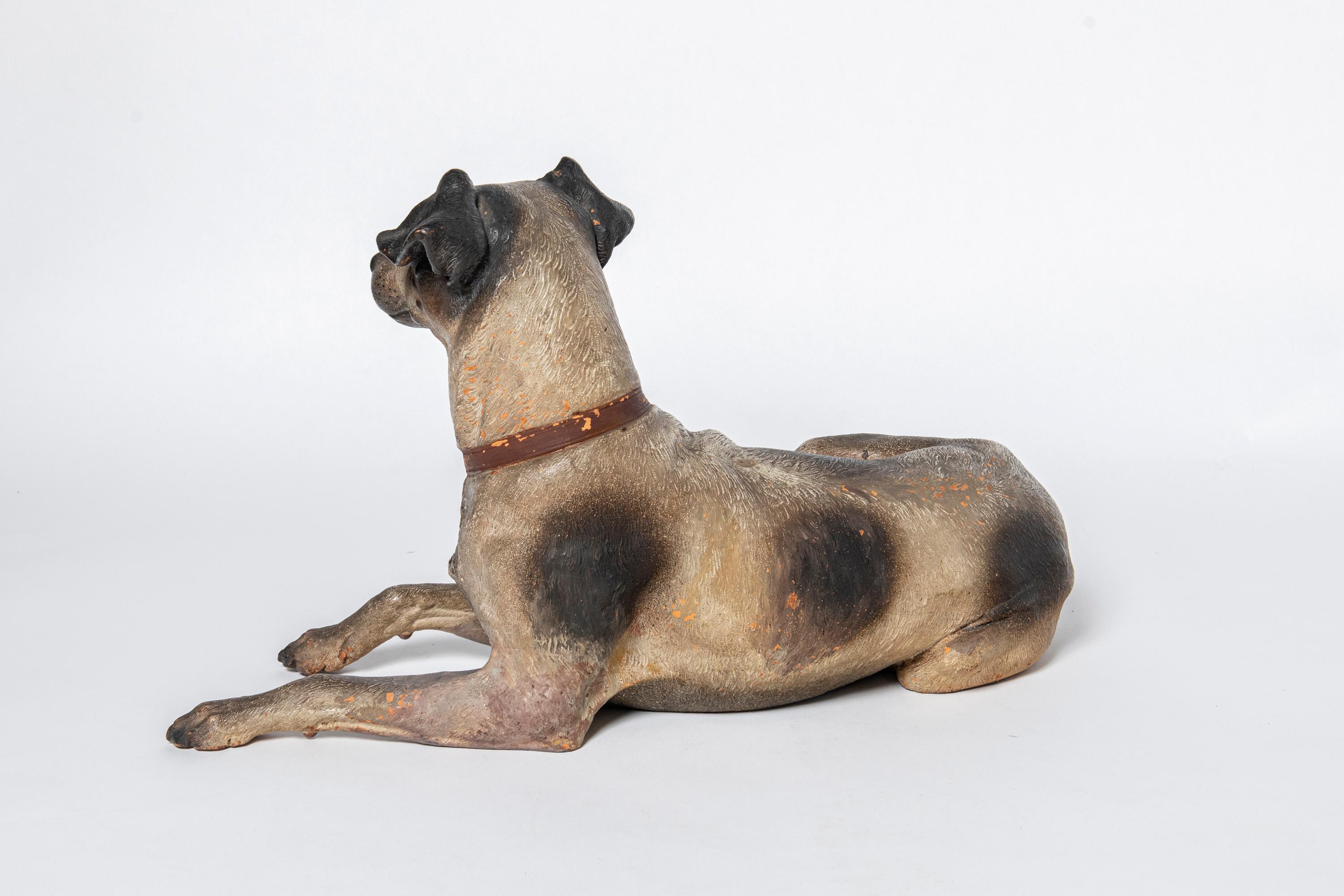 Bemalte Hundeskulptur aus Keramik, Johann Maresch zugeschrieben. Österreich, um 1900. (Gemalt) im Angebot