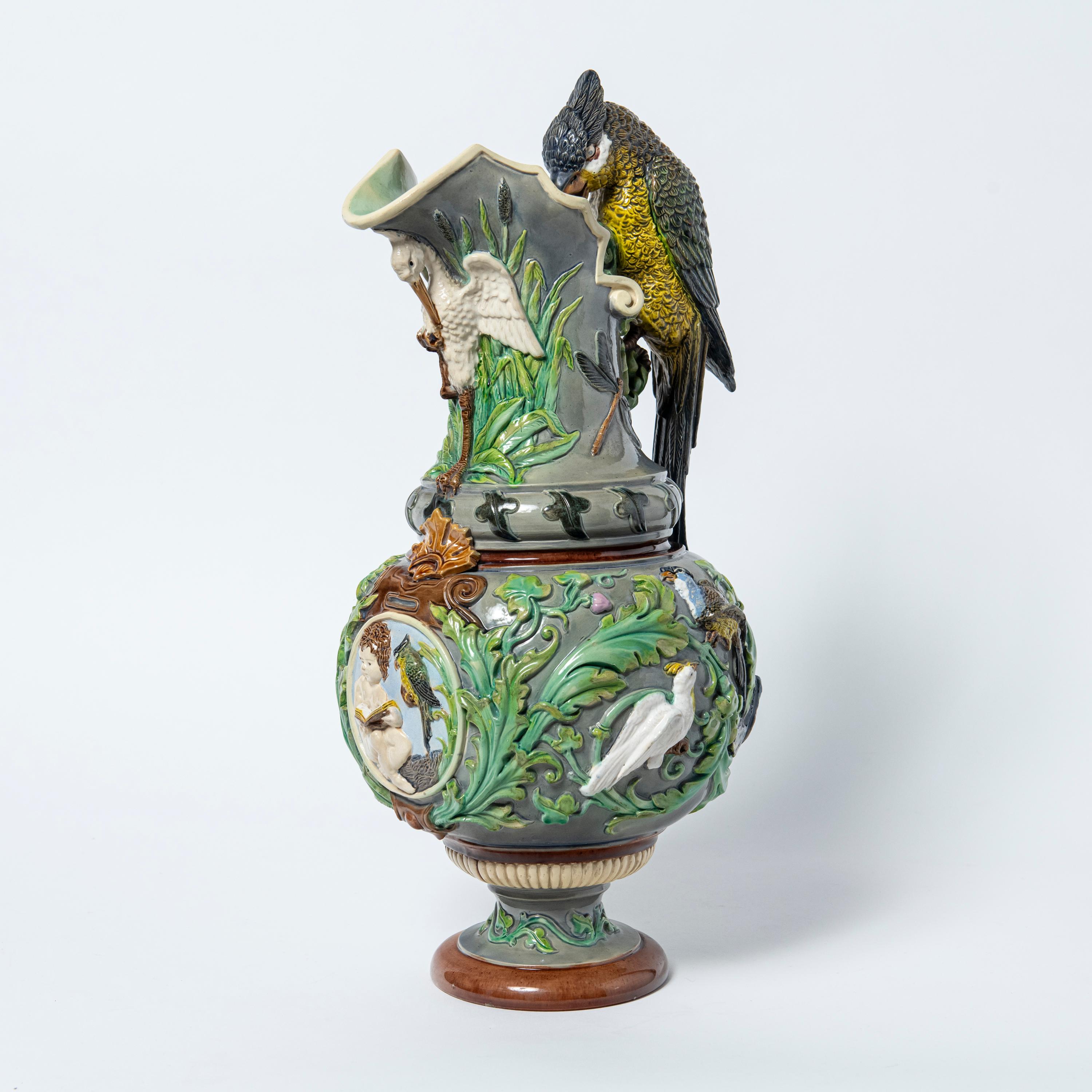 Bemalter Keramikkrug mit Papagei von Johann Maresch (1821-1914). Österreich, um 1900.