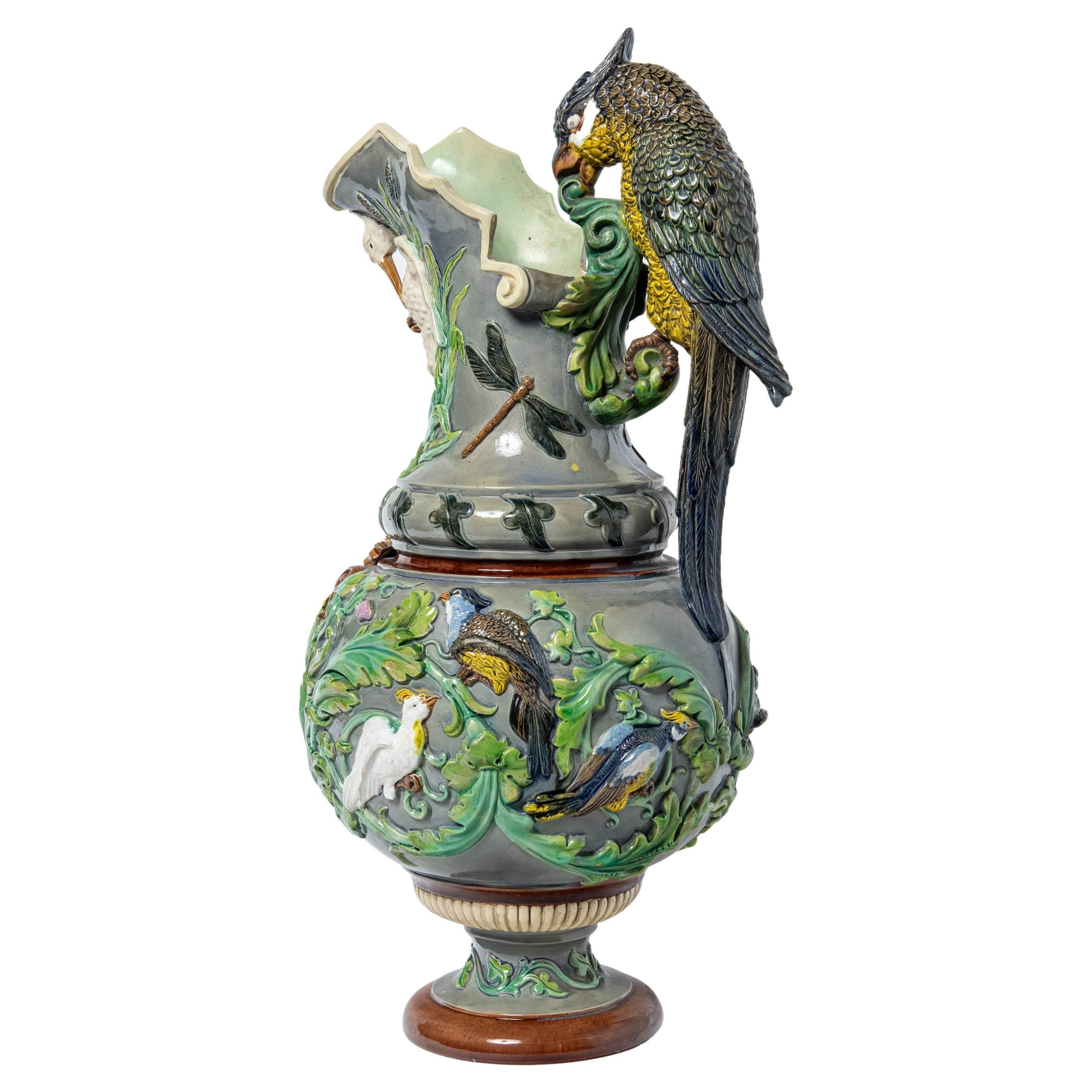 Bemalter Keramikkrug mit Papagei von Johann Maresch. Österreich, um 1900.