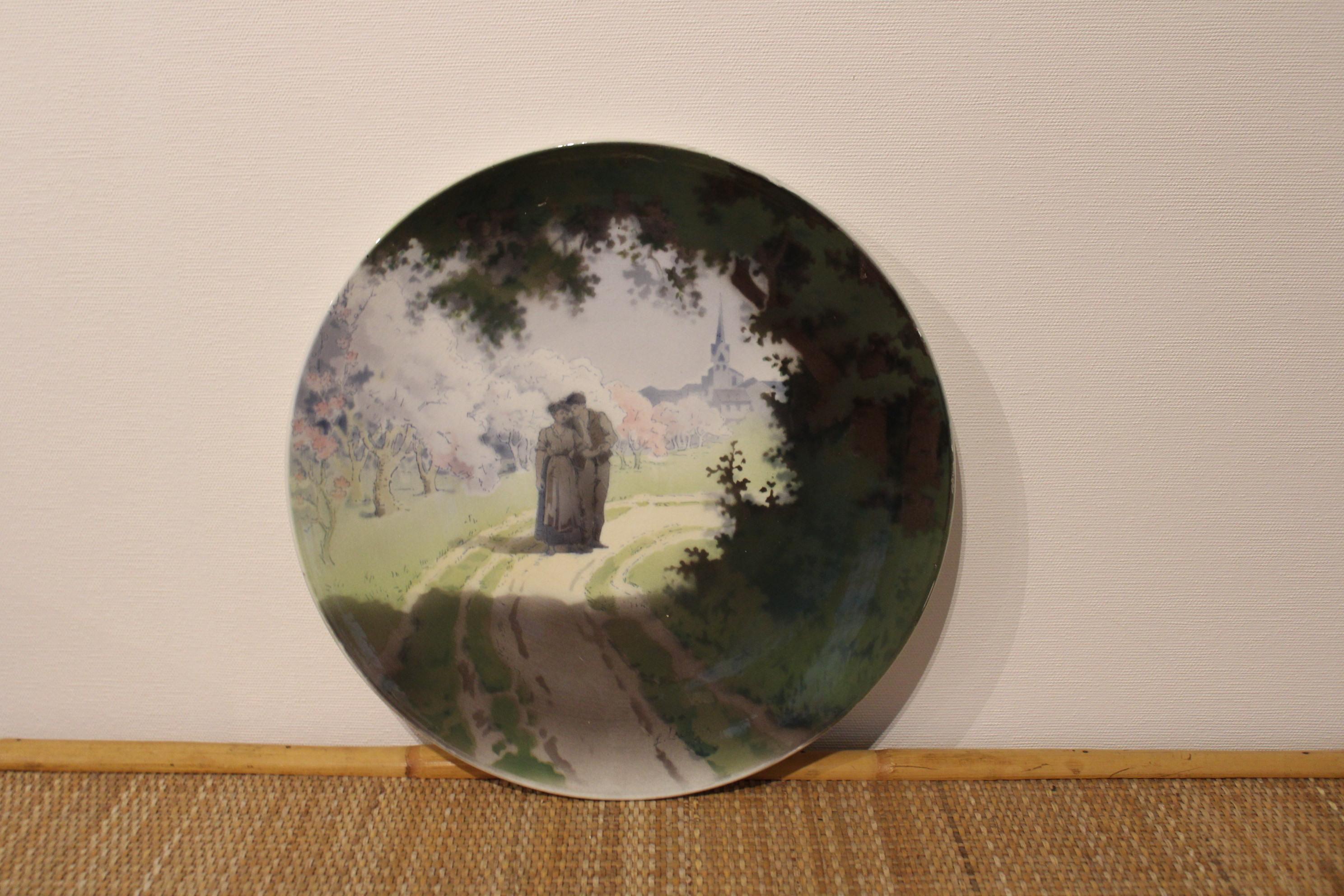 Painted ceramic plate
Bucolic decor, representing a couple
French work, early 20th century 