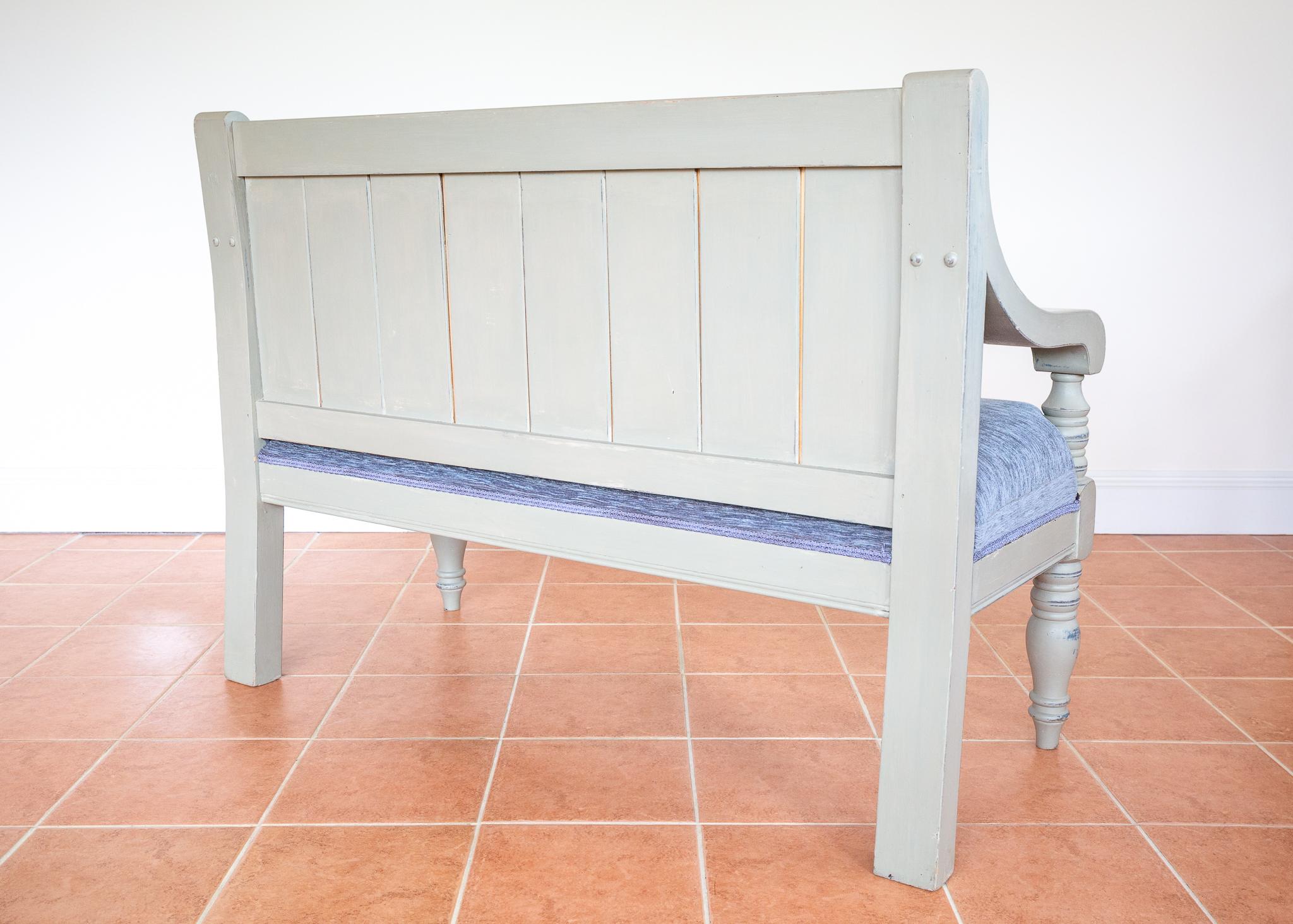 Sculpté à la main Banc de chapelle peint English Antique Upholstered Oak Victorian Settle Grey Blue en vente