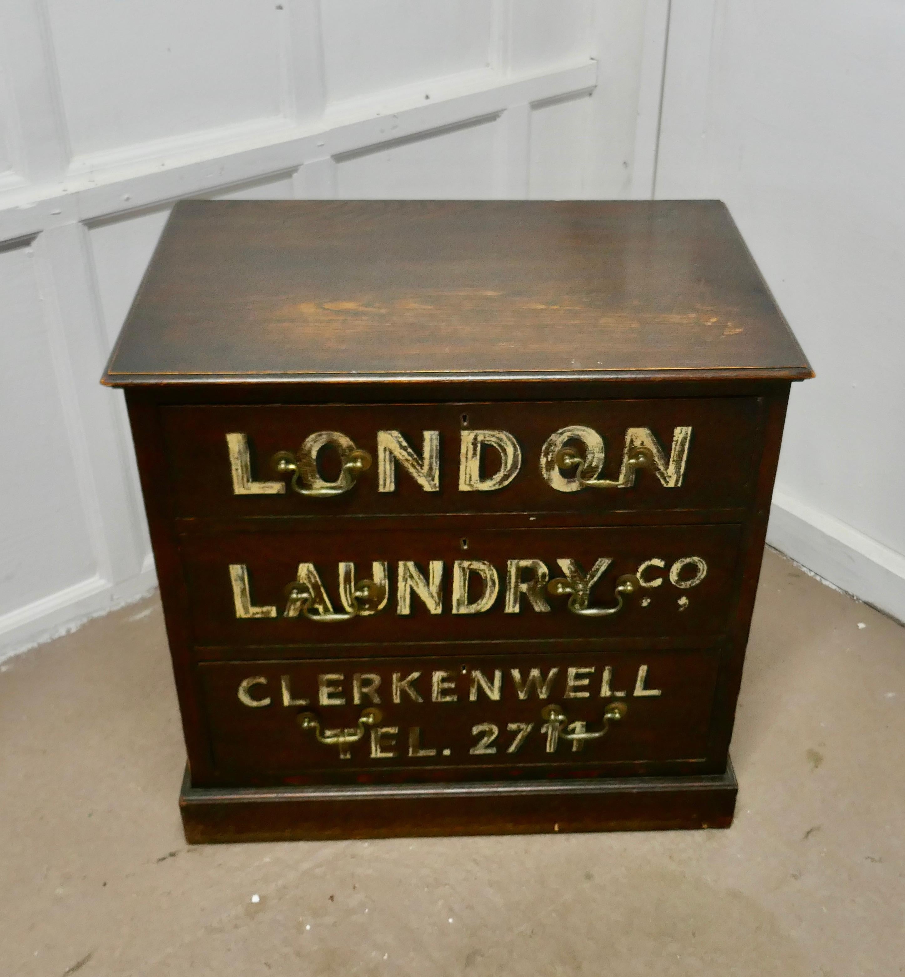 Commode peinte, publicité pour la London Laundry Co.

Il s'agit d'une superbe pièce décorative, d'une commode à 3 tiroirs, qui a été peinte avec de la publicité pour les services de blanchisserie, de nettoyage à sec et de repassage de Londres.
Il